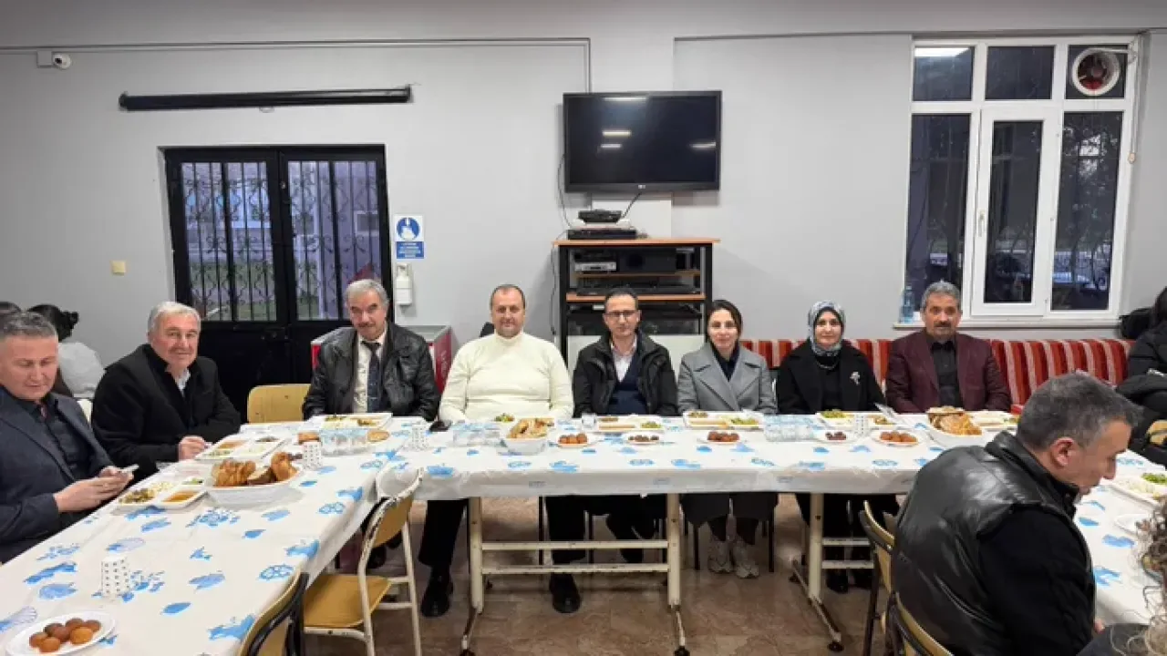 İznik'te Eğitim Sofrası: Kaymakam ve Başkan Öğretmen ve Öğrencilerle İftarda Buluştu İznik'te Eğitim Sofrası: Kaymakam ve Başkan Öğretmen ve Öğrencilerle İftarda Buluştu