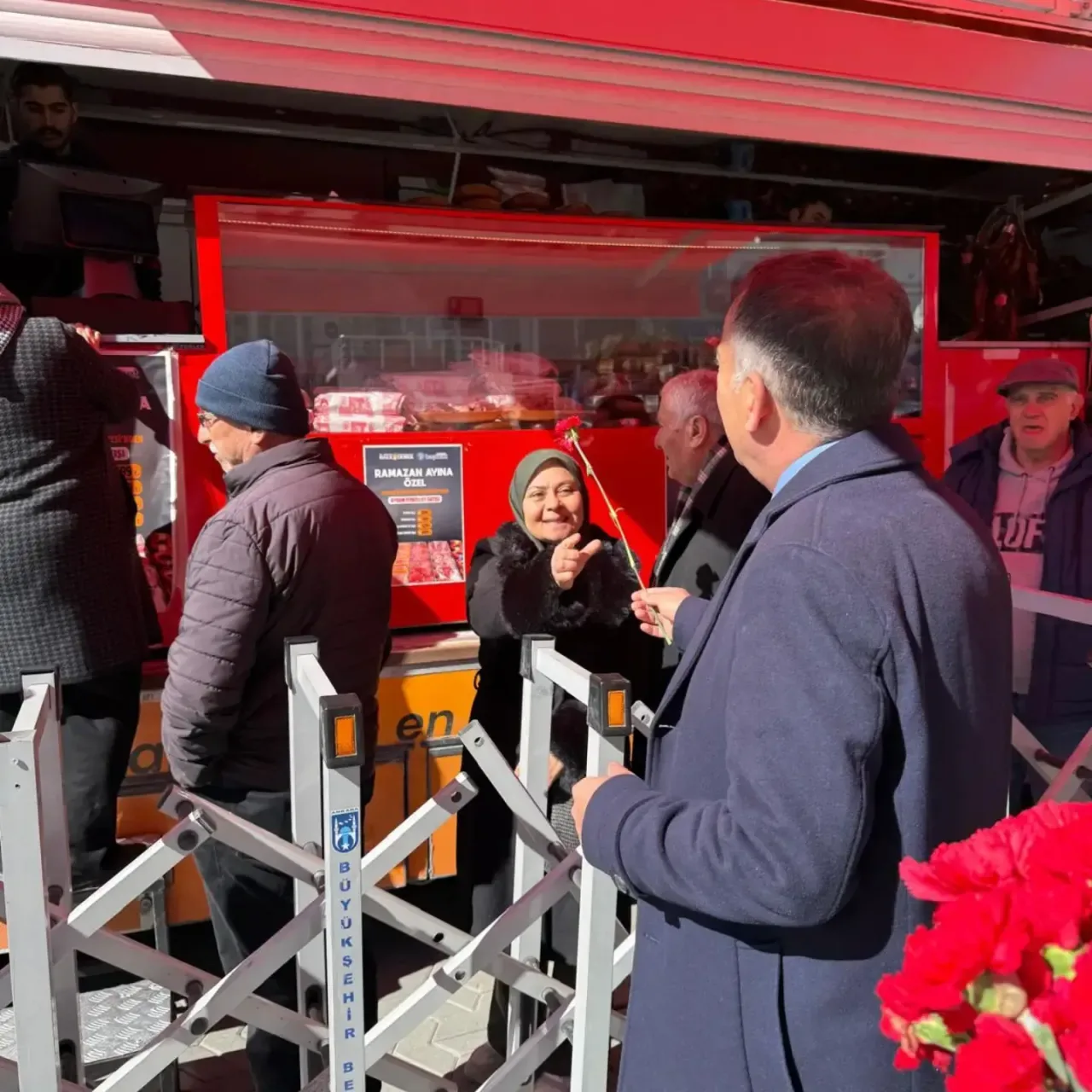Ayaş CHP'den 8 Mart'ta Anlamlı Karanfil Dağıtımı Ayaş CHP'den 8 Mart'ta Anlamlı Karanfil Dağıtımı
