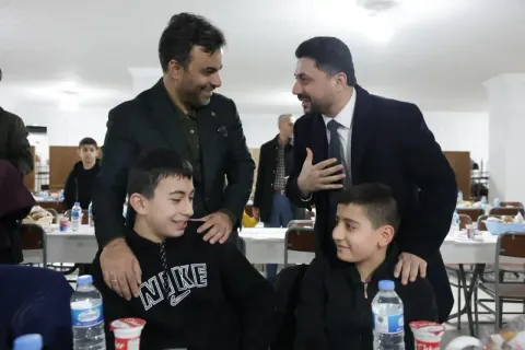 Bağcılar'da Gençlerle Ramazan Coşkusu: 100. Yıl Merkez Camii'nde Anlamlı İftar
