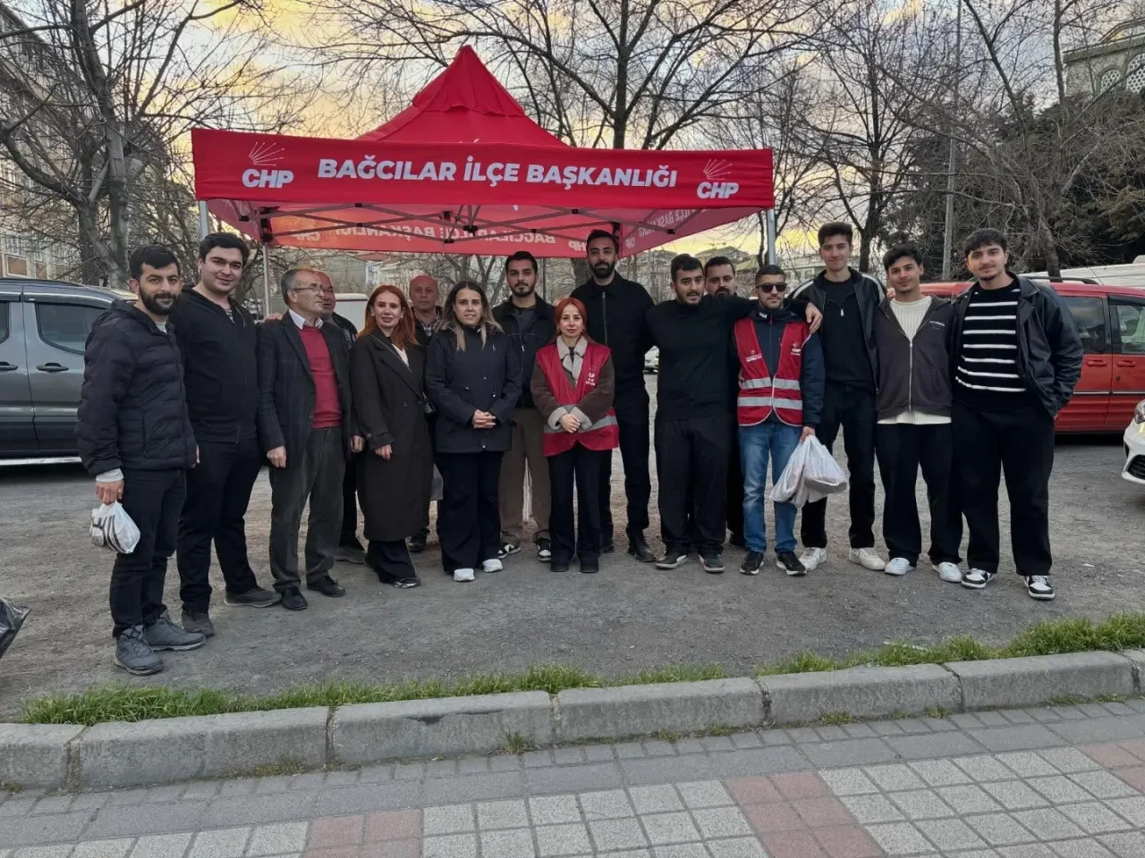 CHP Bağcılar'dan Anlamlı Ramazan Desteği: Yıldıztepe'de Pide Dağıtımı CHP Bağcılar'dan Anlamlı Ramazan Desteği: Yıldıztepe'de Pide Dağıtımı