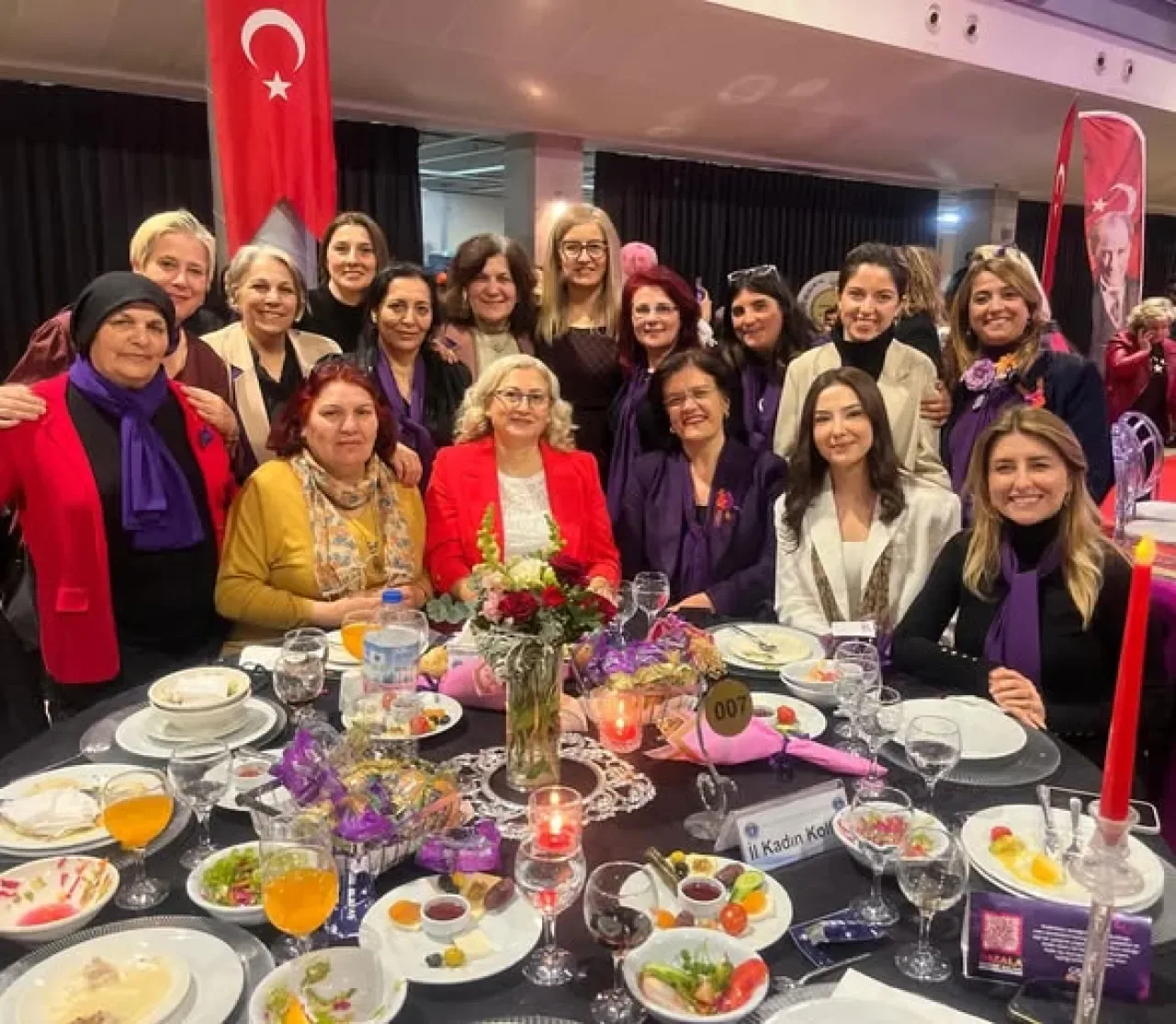 Bursa'da 8 Mart Coşkusu: Kadınlar İftarda Buluştu Bursa'da 8 Mart Coşkusu: Kadınlar İftarda Buluştu