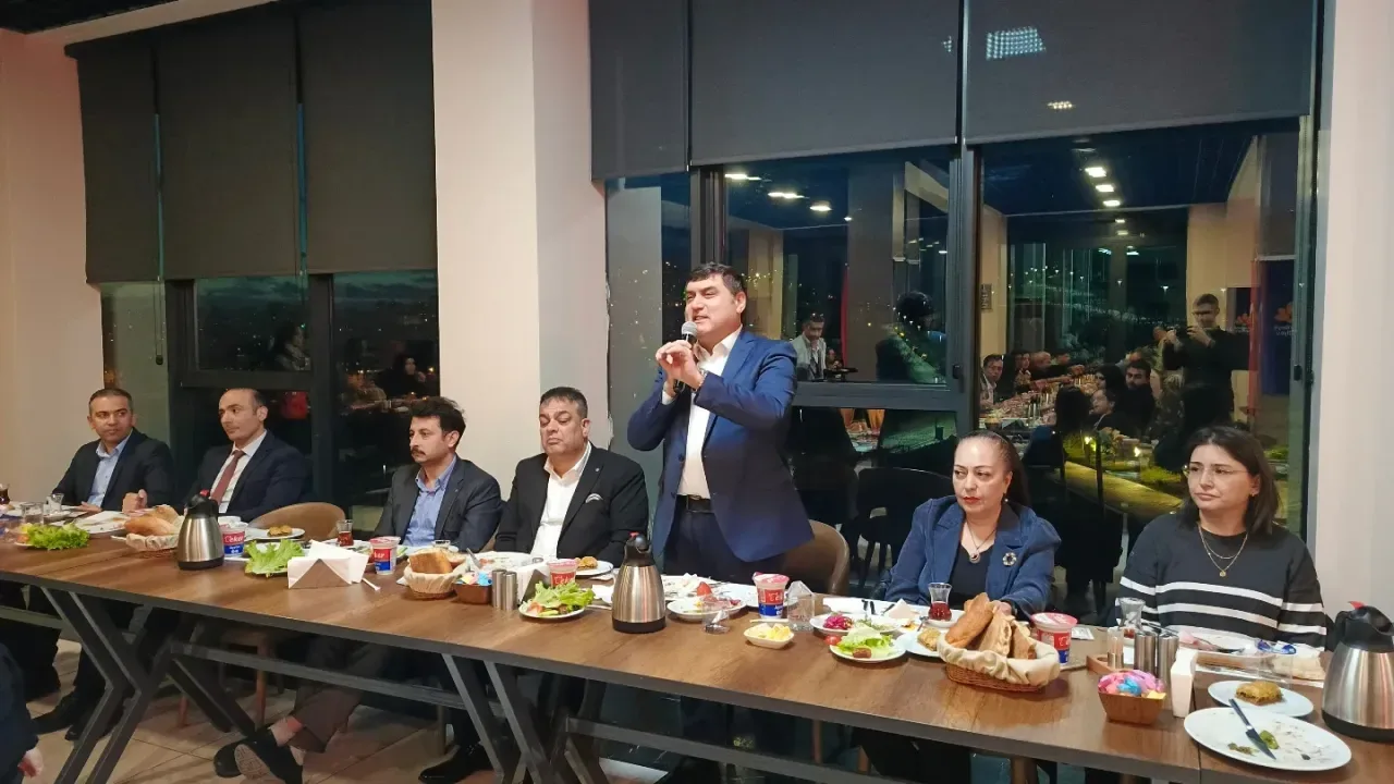 Sultanbeyli'de Koruyucu Aileler ve Çocuklar İftarda Kaymakam ile Buluştu Sultanbeyli'de Koruyucu Aileler ve Çocuklar İftarda Kaymakam ile Buluştu
