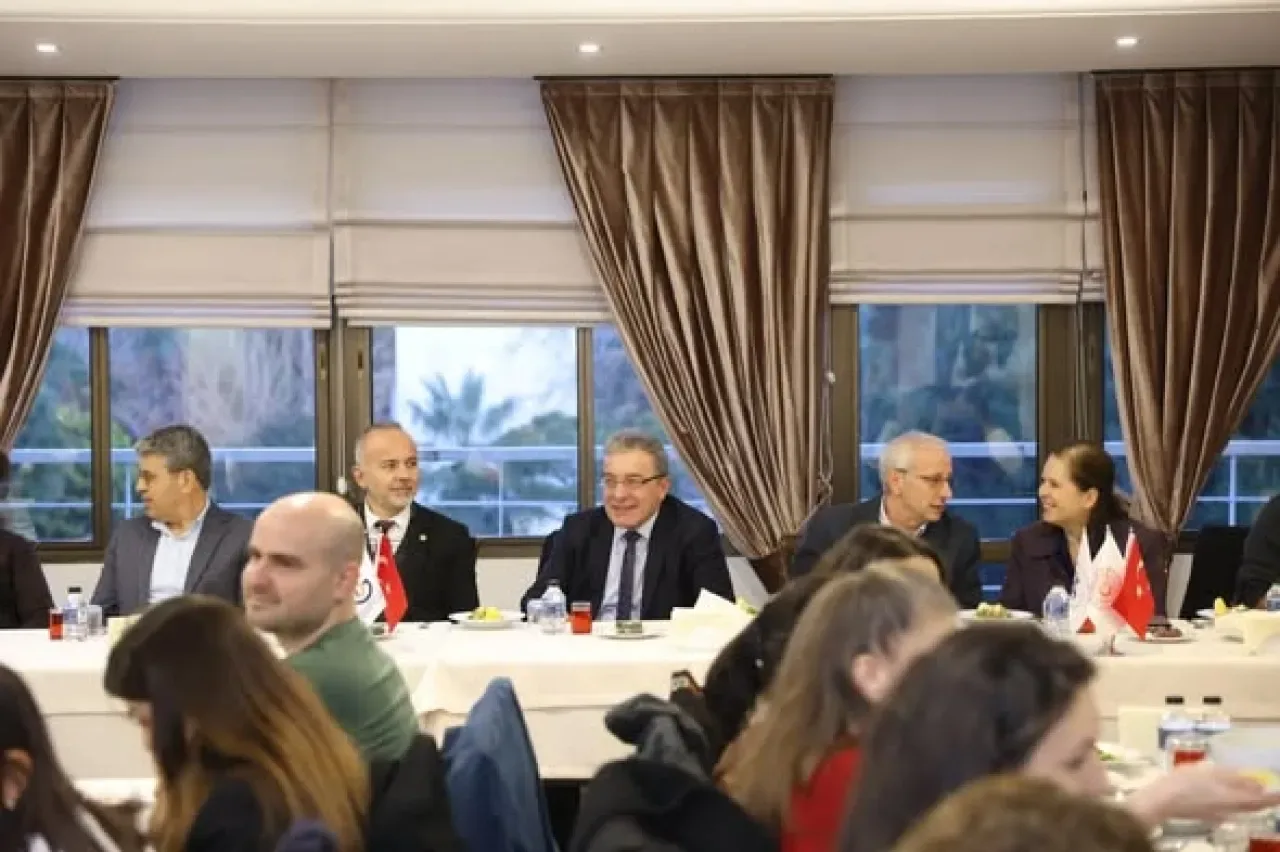 DEÜ Rektörü, İBG Ekibiyle Ramazan İftarında Buluştu DEÜ Rektörü, İBG Ekibiyle Ramazan İftarında Buluştu