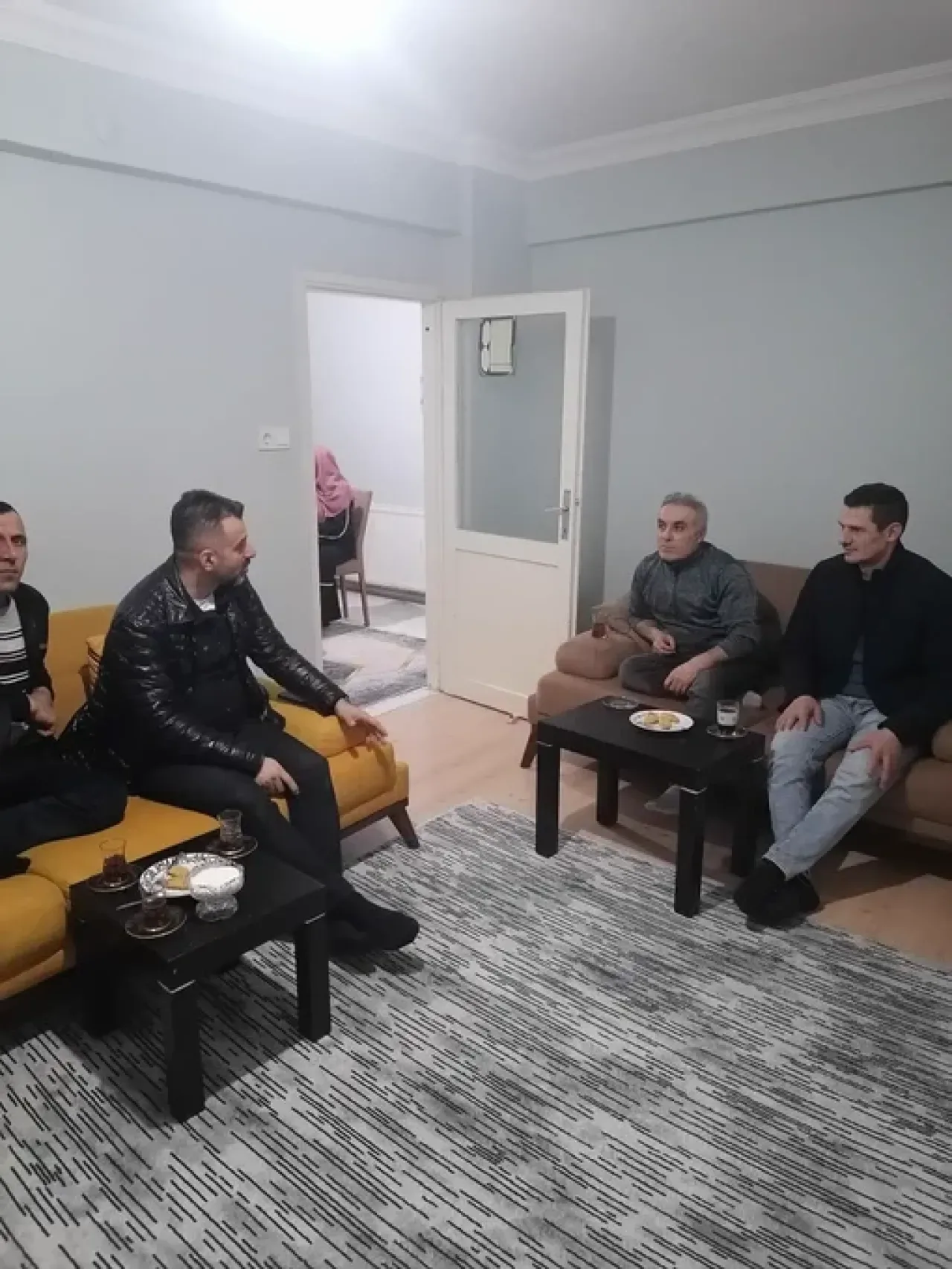 AK Parti Beyoğlu İlçe Teşkilatı, Ramazan'da Kapı Kapı Gezerek Gönülleri Birleştirdi AK Parti Beyoğlu İlçe Teşkilatı, Ramazan'da Kapı Kapı Gezerek Gönülleri Birleştirdi