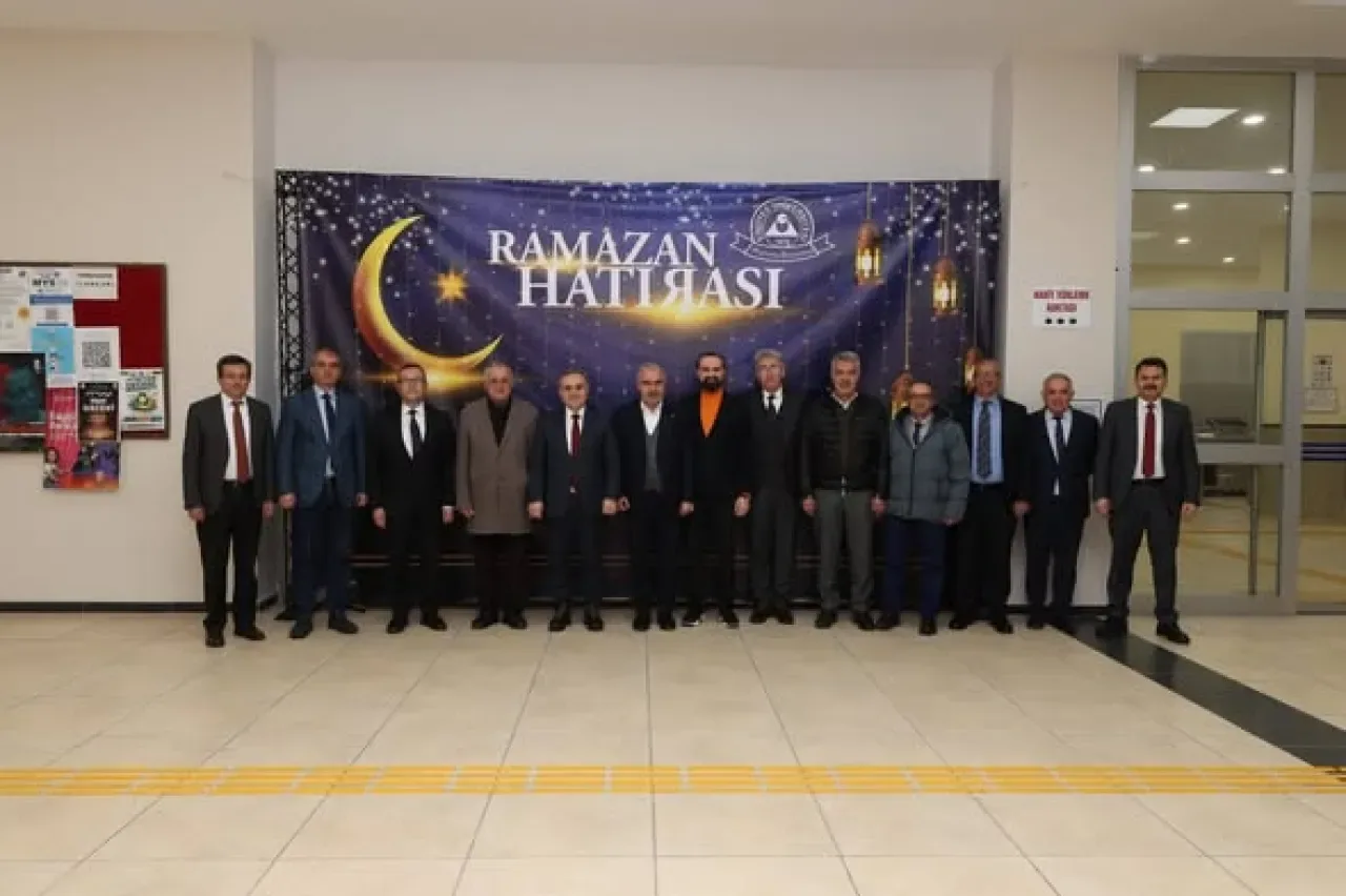 Kayseri Ticaret Odası ve Erciyes Üniversitesi Öğrencileri İftarda Buluştu Kayseri Ticaret Odası ve Erciyes Üniversitesi Öğrencileri İftarda Buluştu