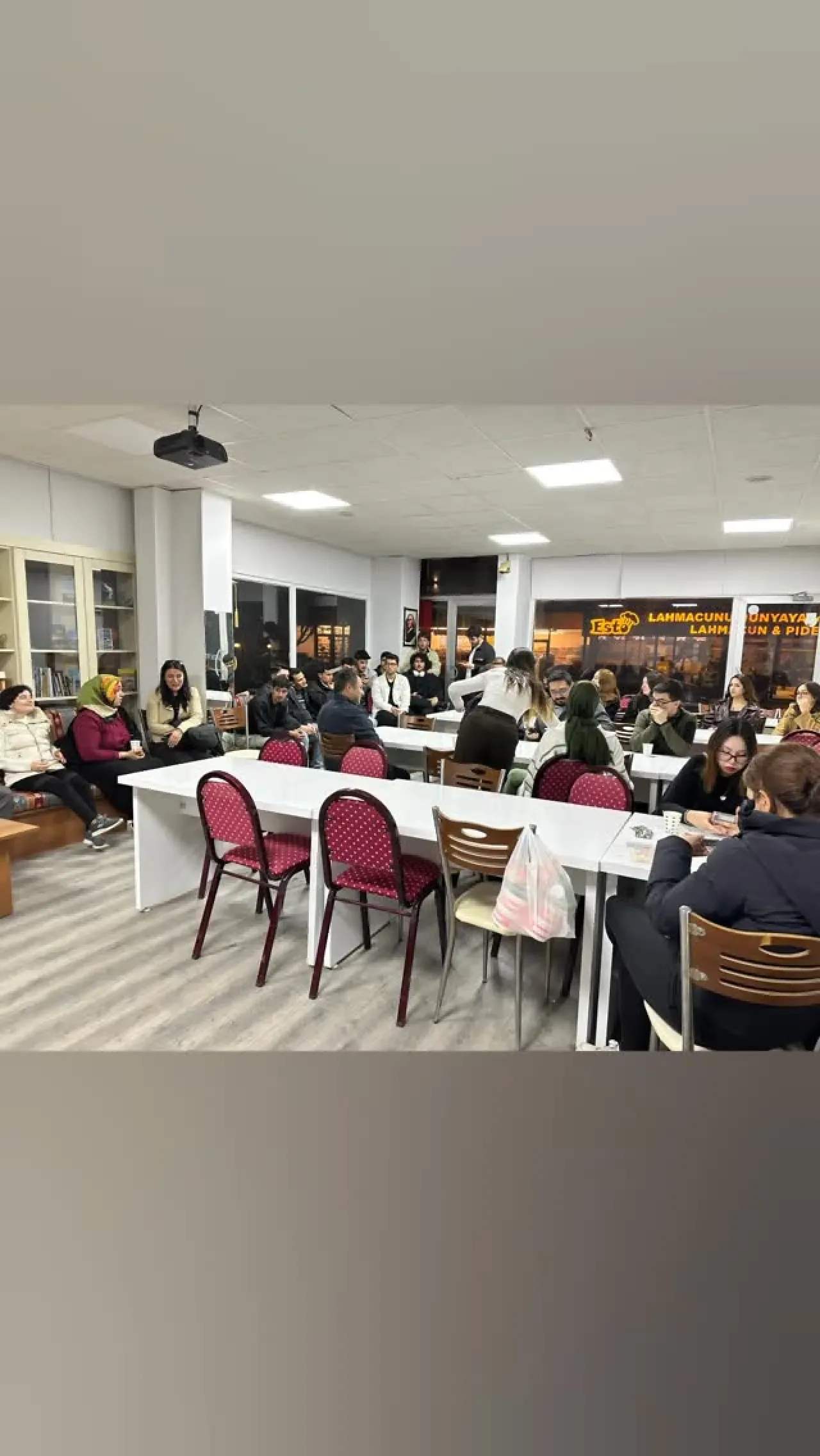 Yalova'da Üniversite Öğrencileri İftarda Ağırlandı Yalova'da Üniversite Öğrencileri İftarda Ağırlandı