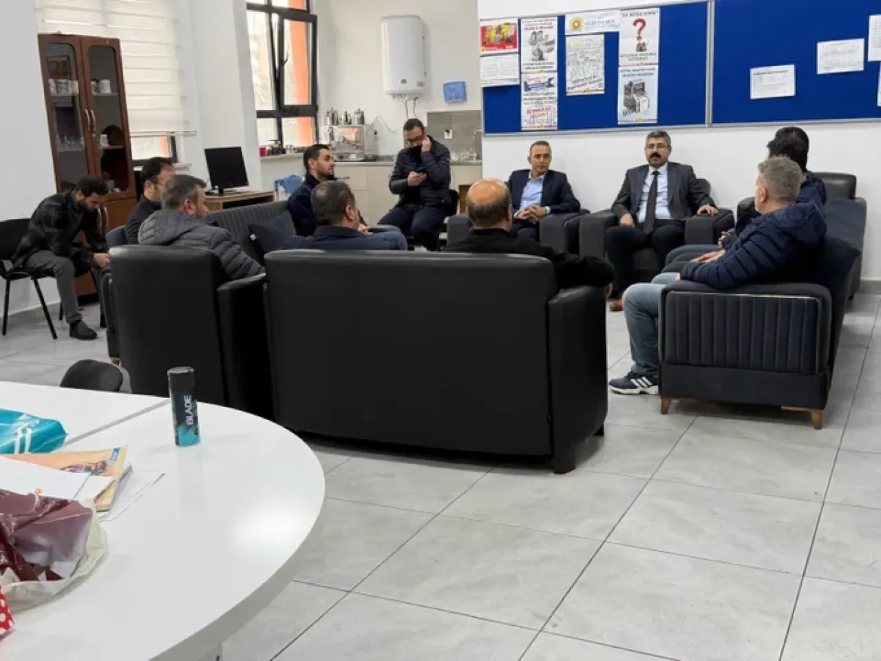 Bursa'da Eğitime Yönetici Desteği: İlçe Milli Eğitim Müdürü Öğretmen ve Öğrencilerle Buluştu Bursa'da Eğitime Yönetici Desteği: İlçe Milli Eğitim Müdürü Öğretmen ve Öğrencilerle Buluştu