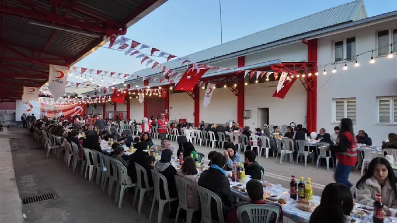 Adana'da Öksüz ve Yetim Çocuklar İftarda Buluştu Adana'da Öksüz ve Yetim Çocuklar İftarda Buluştu