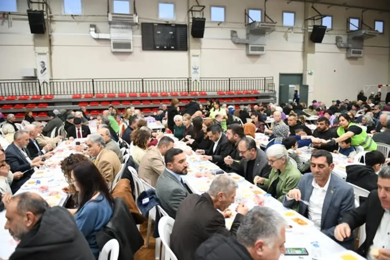 İzmir Çiğli'de Ramazan Bereketi: Komşular Aynı Sofrada Buluştu İzmir Çiğli'de Ramazan Bereketi: Komşular Aynı Sofrada Buluştu