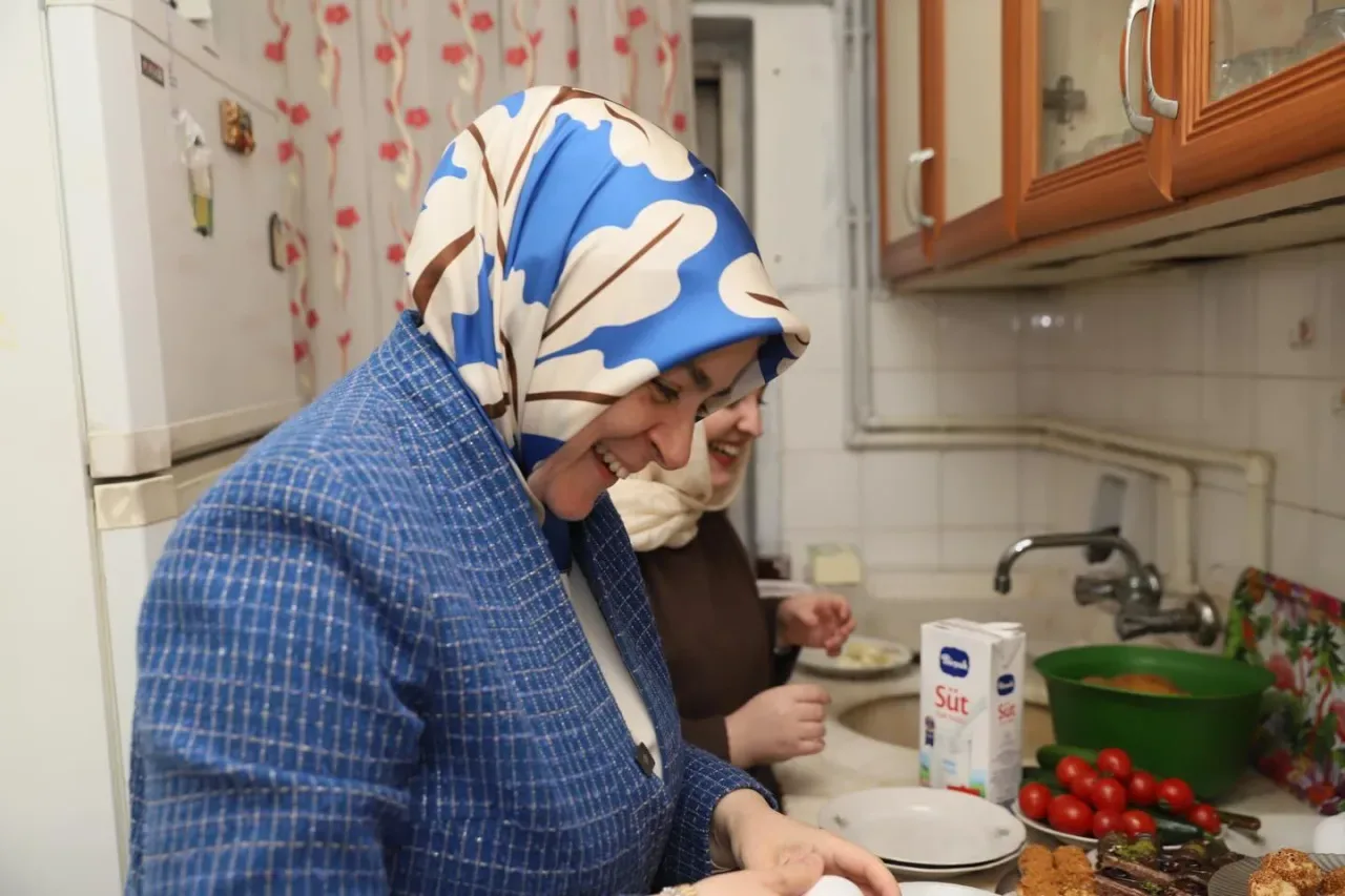 AK Partili Vekilden Öğrenci Evinde Samimi Sahur AK Partili Vekilden Öğrenci Evinde Samimi Sahur