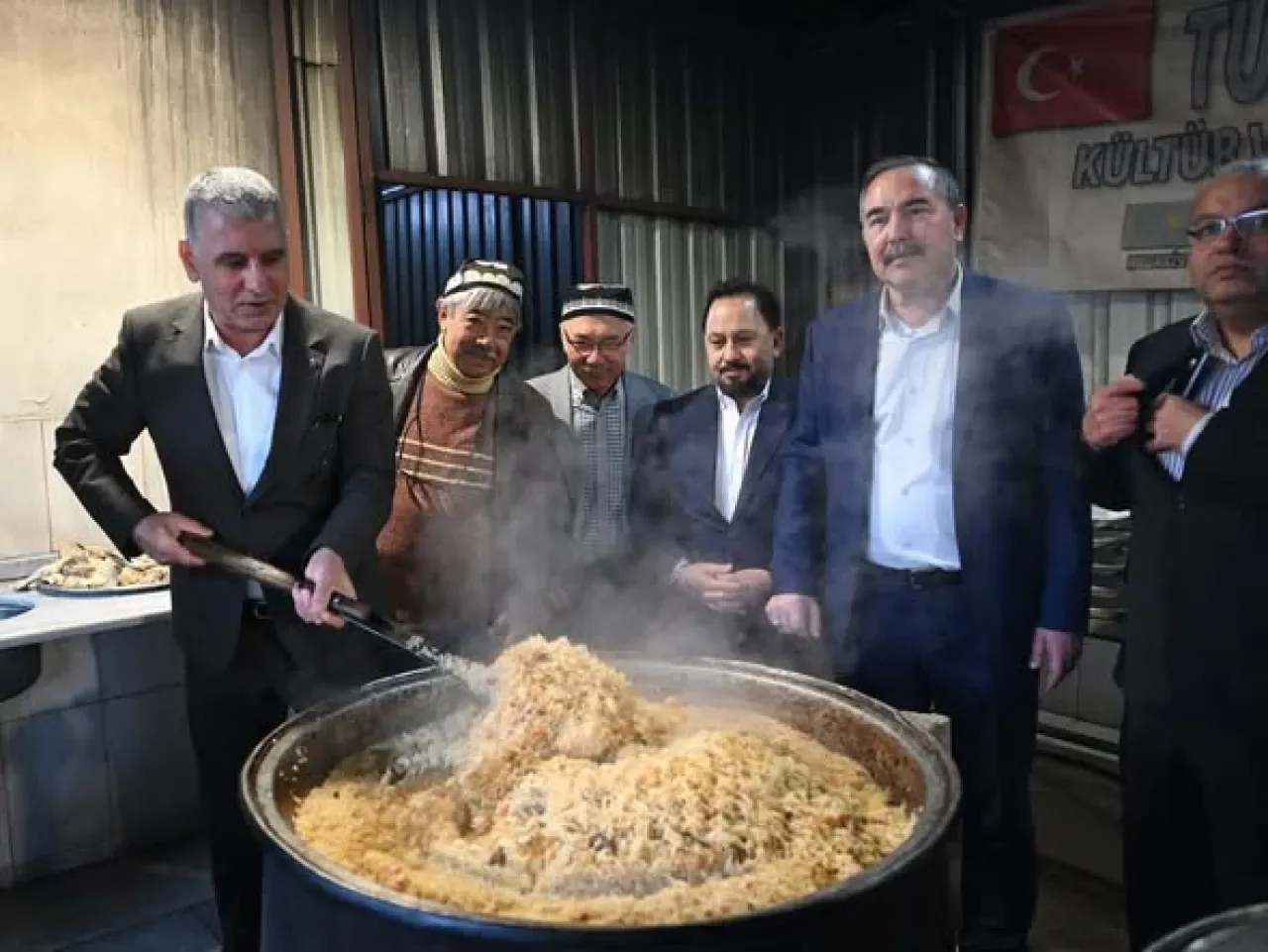 MHP'li Başkanlardan Türkistanlılar Derneği'nde Anlamlı İftar MHP'li Başkanlardan Türkistanlılar Derneği'nde Anlamlı İftar