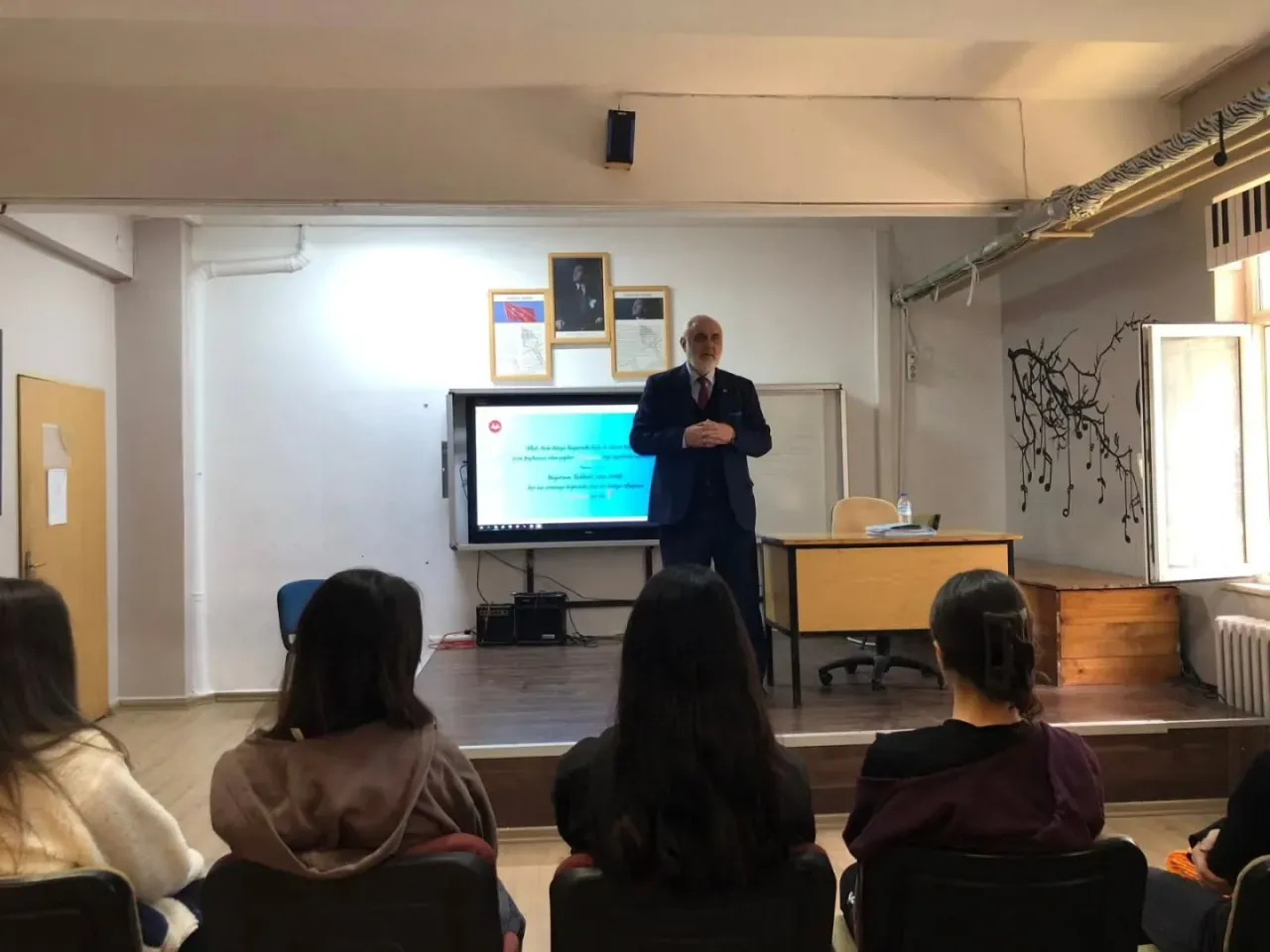 Yalova'da Gençlerle Buluşma: "Hayatın İçinde Cami, Caminin İçinde Hayat" Temalı Ramazan Programı Yalova'da Gençlerle Buluşma: "Hayatın İçinde Cami, Caminin İçinde Hayat" Temalı Ramazan Programı