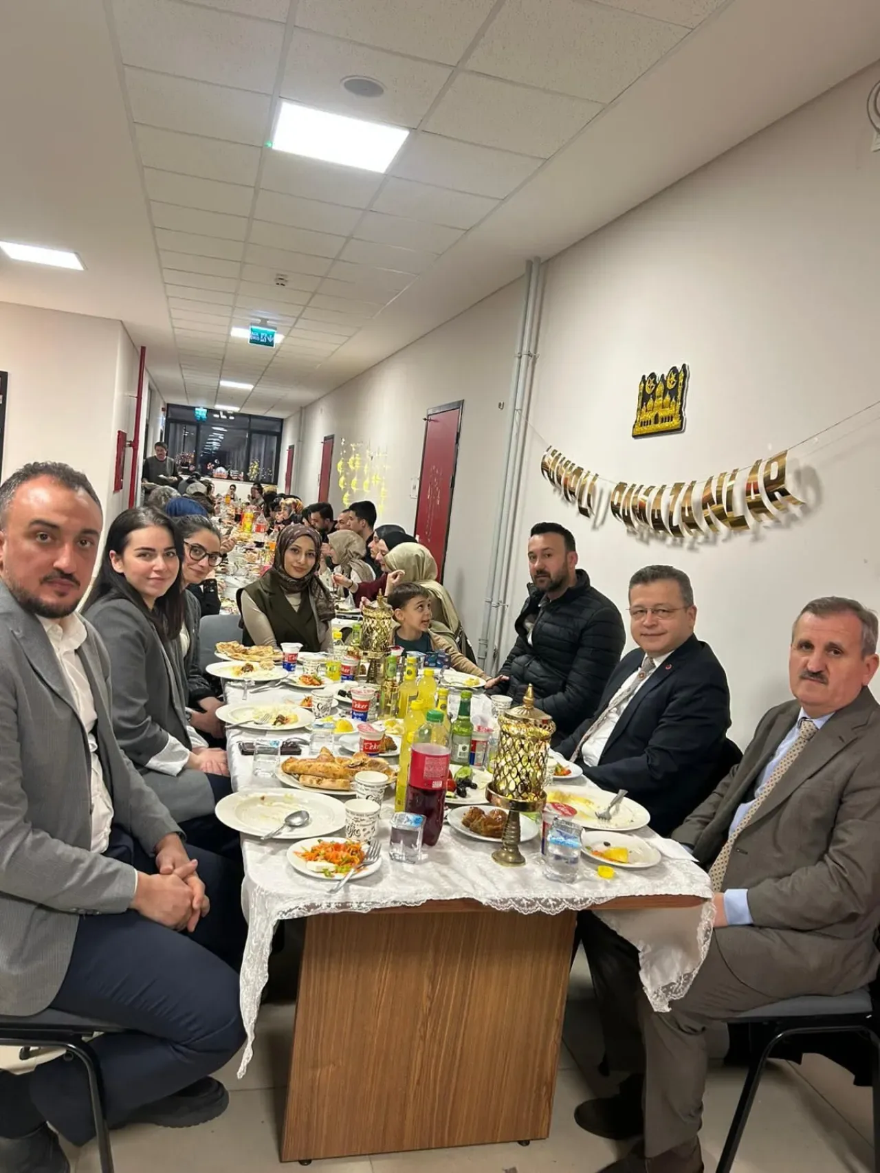 Zeytinburnu'nda Ramazan Coşkusu: Öğrencilerden Semazen Gösterisi ve İlahi Dinletisi Zeytinburnu'nda Ramazan Coşkusu: Öğrencilerden Semazen Gösterisi ve İlahi Dinletisi