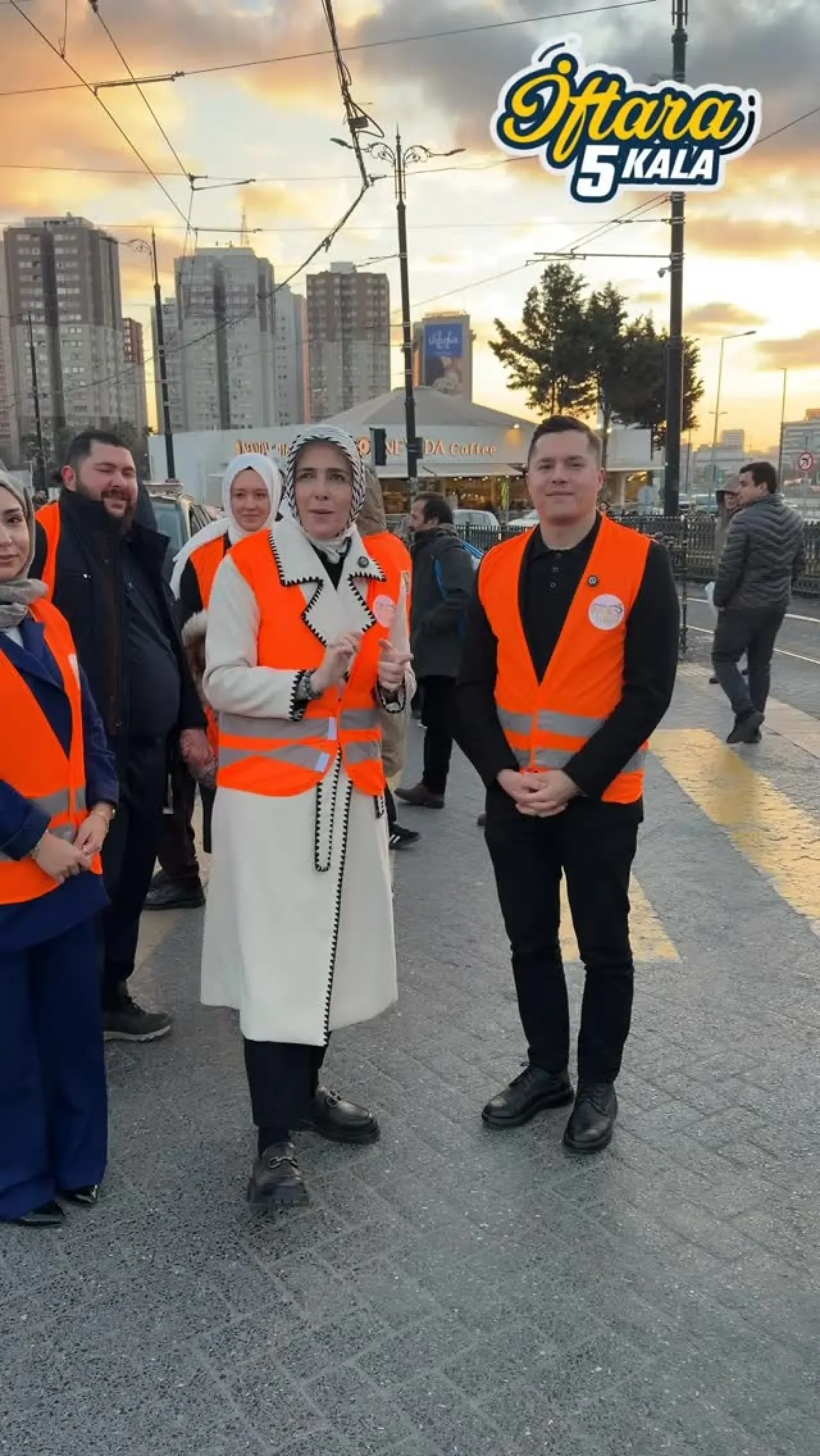 AK Parti'li Paker, Gençlerle İftar Vaktini Paylaştı AK Parti'li Paker, Gençlerle İftar Vaktini Paylaştı