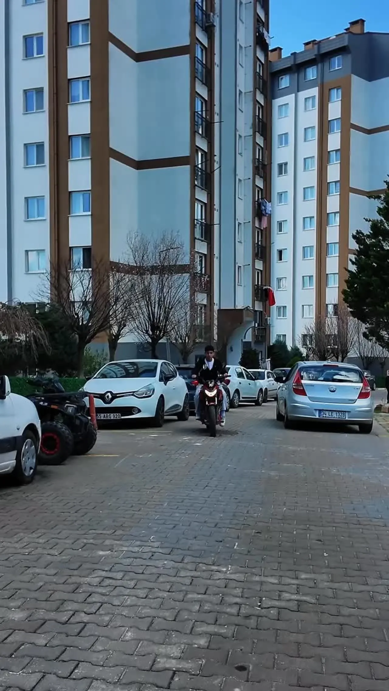 Arnavutköy'de Arızalı Motoru Kalan Öğrenciye Belediyeden Anında Destek Arnavutköy'de Arızalı Motoru Kalan Öğrenciye Belediyeden Anında Destek