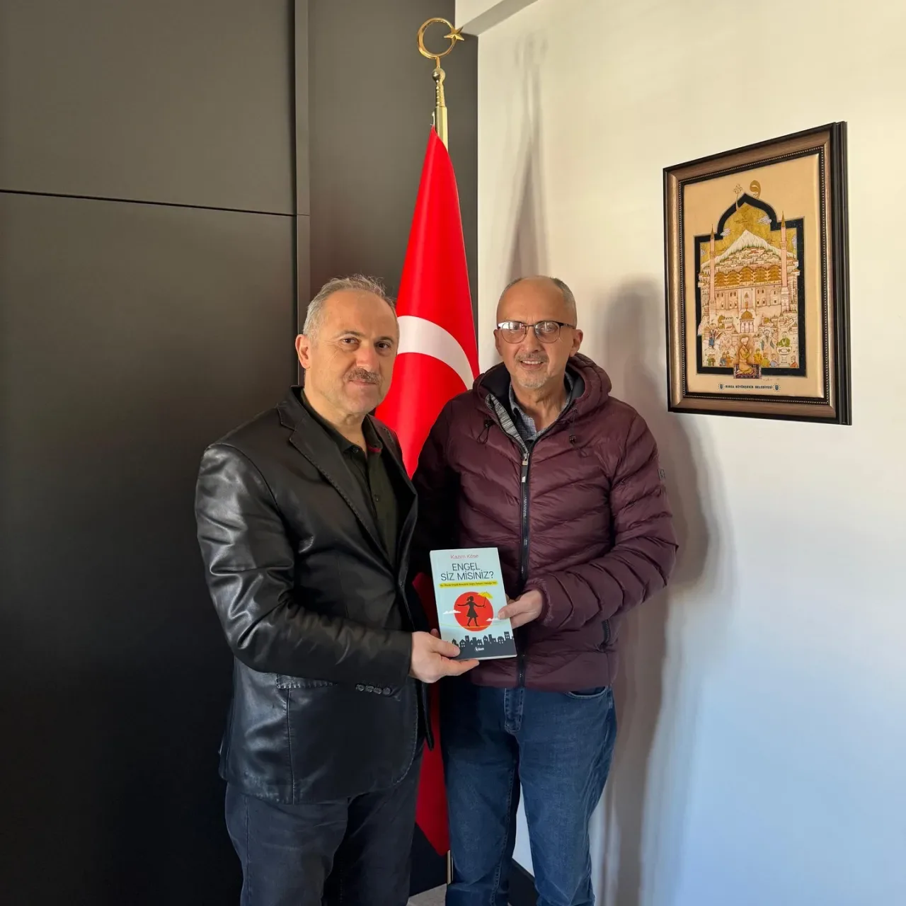 Bursa'da Anlamlı Ziyaret: "Engel Siz Misiniz?" Kitabı Kaymakam Karamehmetoğlu'na Takdim Edildi Bursa'da Anlamlı Ziyaret: "Engel Siz Misiniz?" Kitabı Kaymakam Karamehmetoğlu'na Takdim Edildi