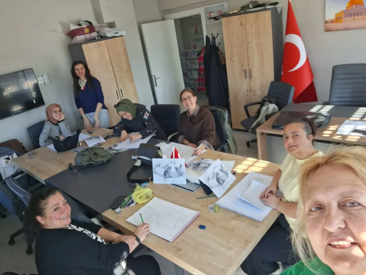 Yeşilay Eyüpsultan'dan Karakalem Atölyesi: Sanatla Güçlenen Bireyler Yeşilay Eyüpsultan'dan Karakalem Atölyesi: Sanatla Güçlenen Bireyler
