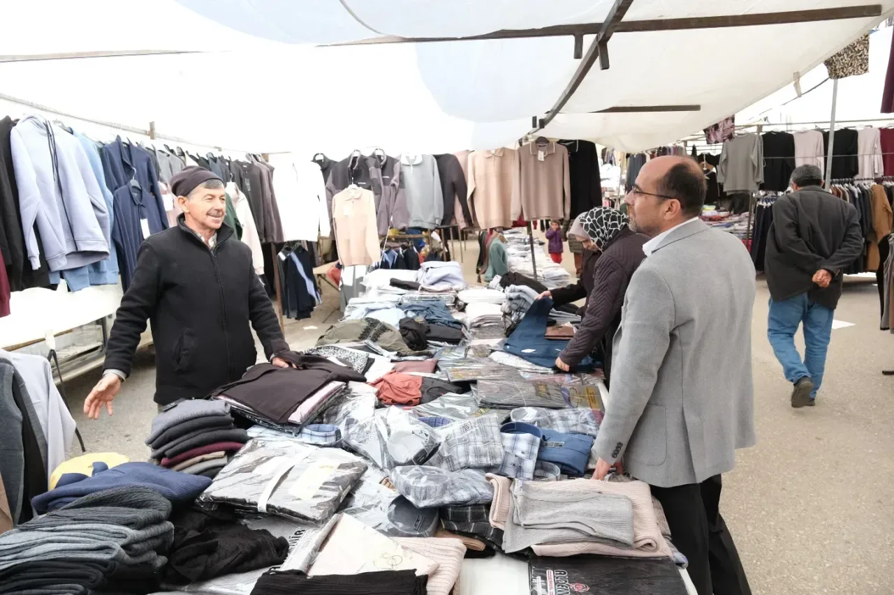 Orhaneli Belediye Başkanı Ali Osman Tayır Beyce Pazarı'nda Ramazan Bereketini Paylaştı Orhaneli Belediye Başkanı Ali Osman Tayır Beyce Pazarı'nda Ramazan Bereketini Paylaştı