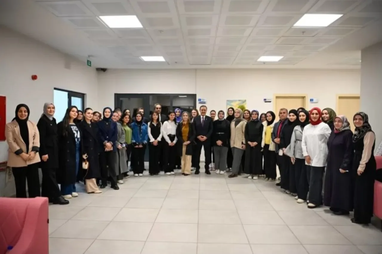 Yalova Valisi Öğrencilerle İftarda Buluştu Yalova Valisi Öğrencilerle İftarda Buluştu