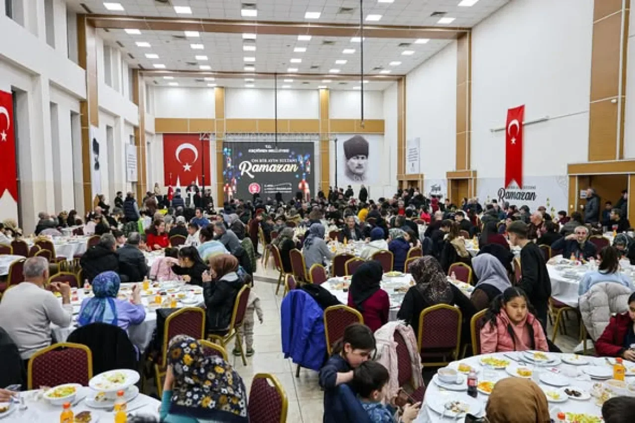 CHP'li Özarslan Esnafla Buluştu: "Ankara'yı Alın Terinizle Güzelleştiriyorsunuz" CHP'li Özarslan Esnafla Buluştu: "Ankara'yı Alın Terinizle Güzelleştiriyorsunuz"