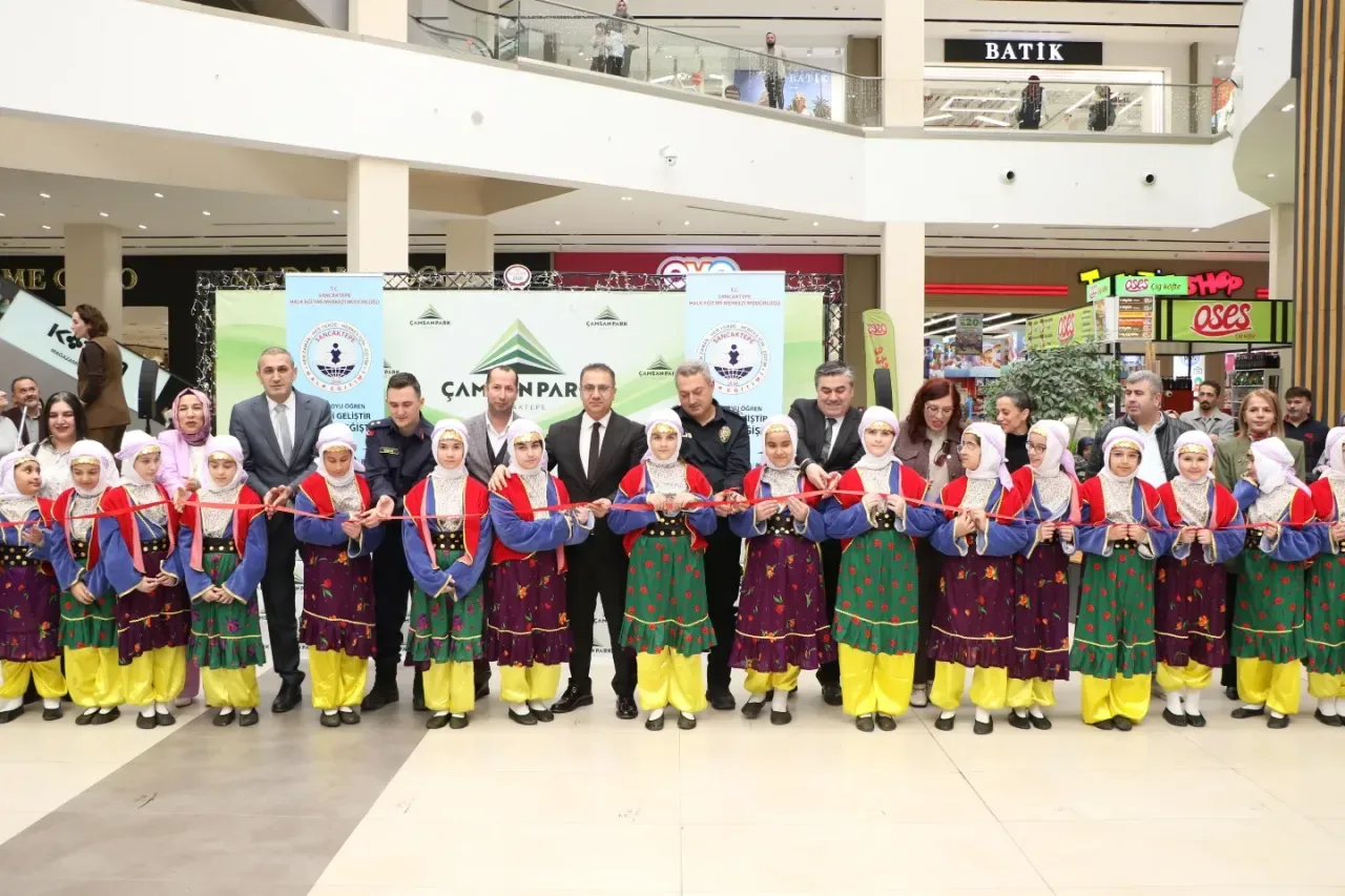 Sancaktepe'de 8 Mart Rüzgarı: Kadın Emeği ve Başarısı Sergide Buluştu Sancaktepe'de 8 Mart Rüzgarı: Kadın Emeği ve Başarısı Sergide Buluştu