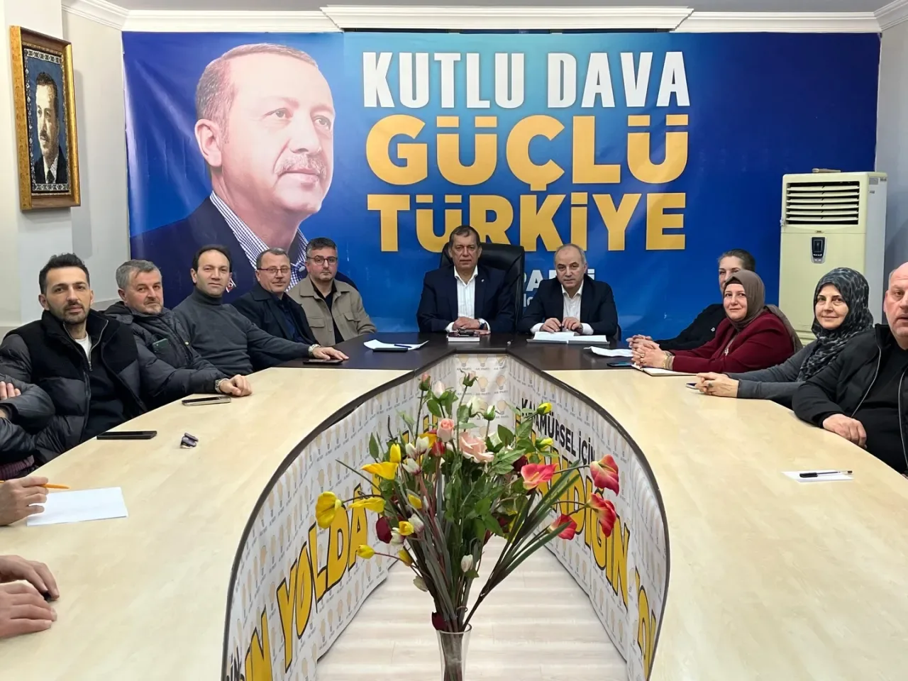 AK Parti Karamürsel'de Hareketli Hafta: Teşkilat Ruhuyla Yola Devam Kararı AK Parti Karamürsel'de Hareketli Hafta: Teşkilat Ruhuyla Yola Devam Kararı