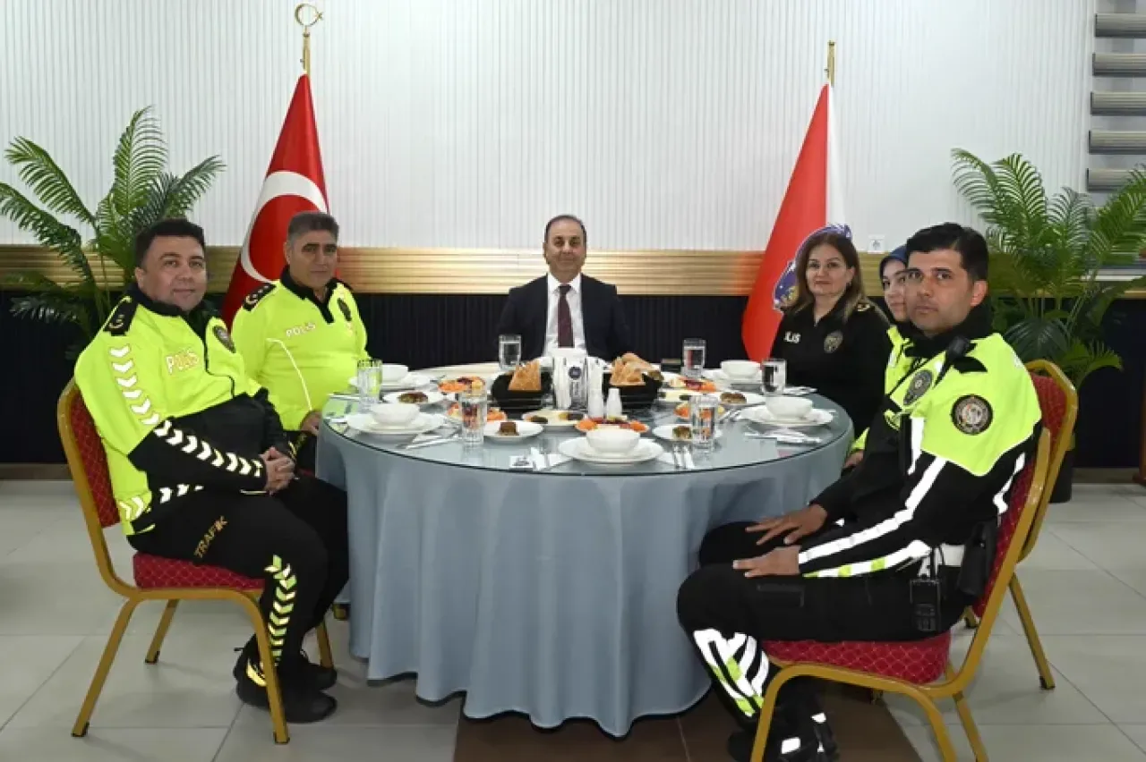 Adana Emniyet Müdürü Personelle İftarda Buluştu Adana Emniyet Müdürü Personelle İftarda Buluştu