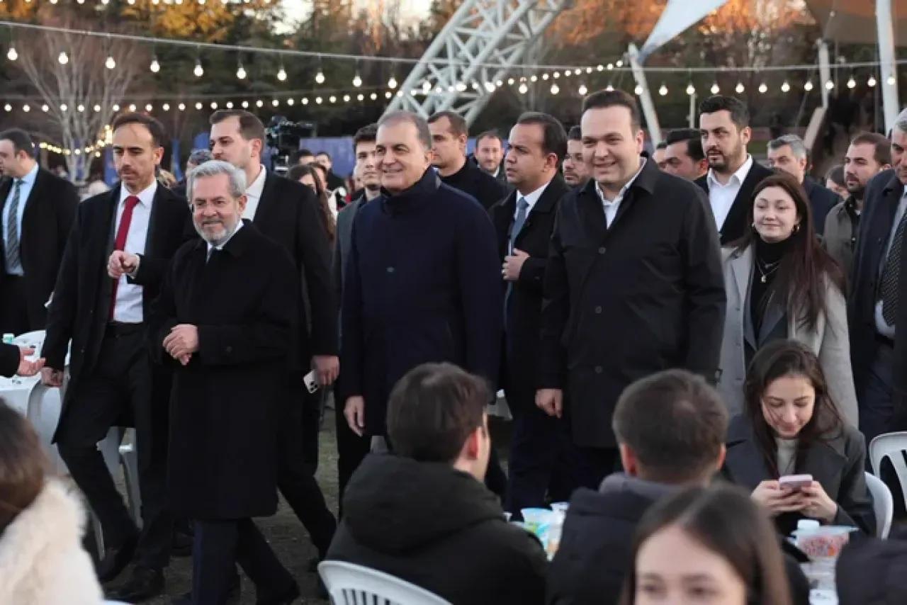 AK Parti Liderleri Üniversiteli Gençlerle İftarda Buluştu AK Parti Liderleri Üniversiteli Gençlerle İftarda Buluştu