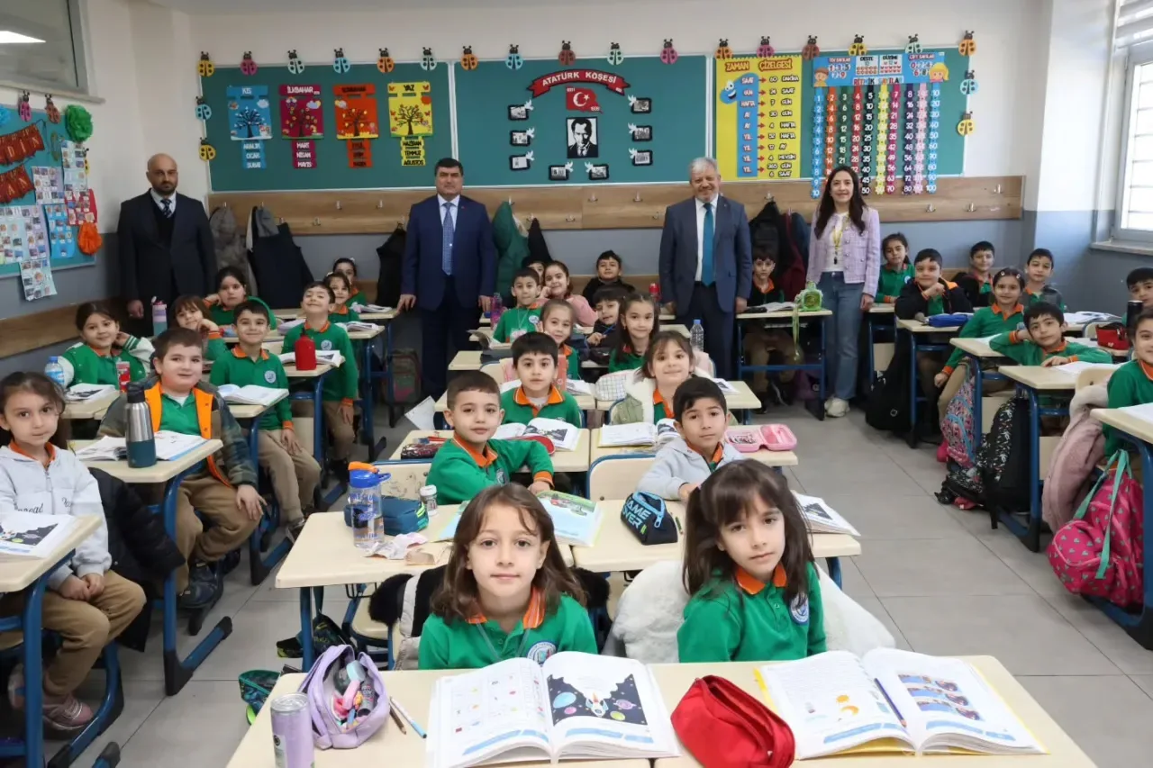 Sultanbeyli'de Eğitimde Yerinde Denetim: Kaymakam ve Müdür Okul Ziyaretlerini Sürdürüyor Sultanbeyli'de Eğitimde Yerinde Denetim: Kaymakam ve Müdür Okul Ziyaretlerini Sürdürüyor