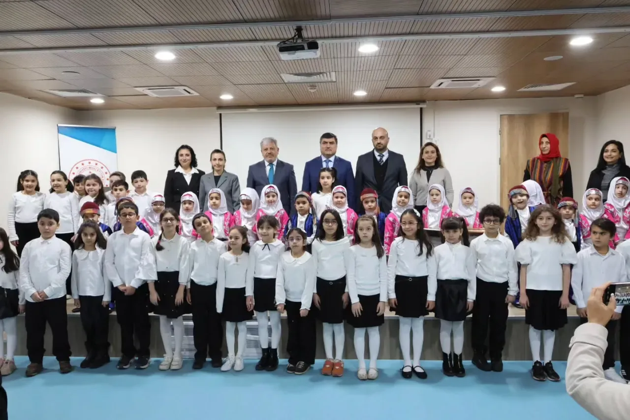 Sultanbeyli'de Öğrencilerin Sanat ve Kültür Rüzgarı: Üç Özgün Proje Sahnelendi Sultanbeyli'de Öğrencilerin Sanat ve Kültür Rüzgarı: Üç Özgün Proje Sahnelendi