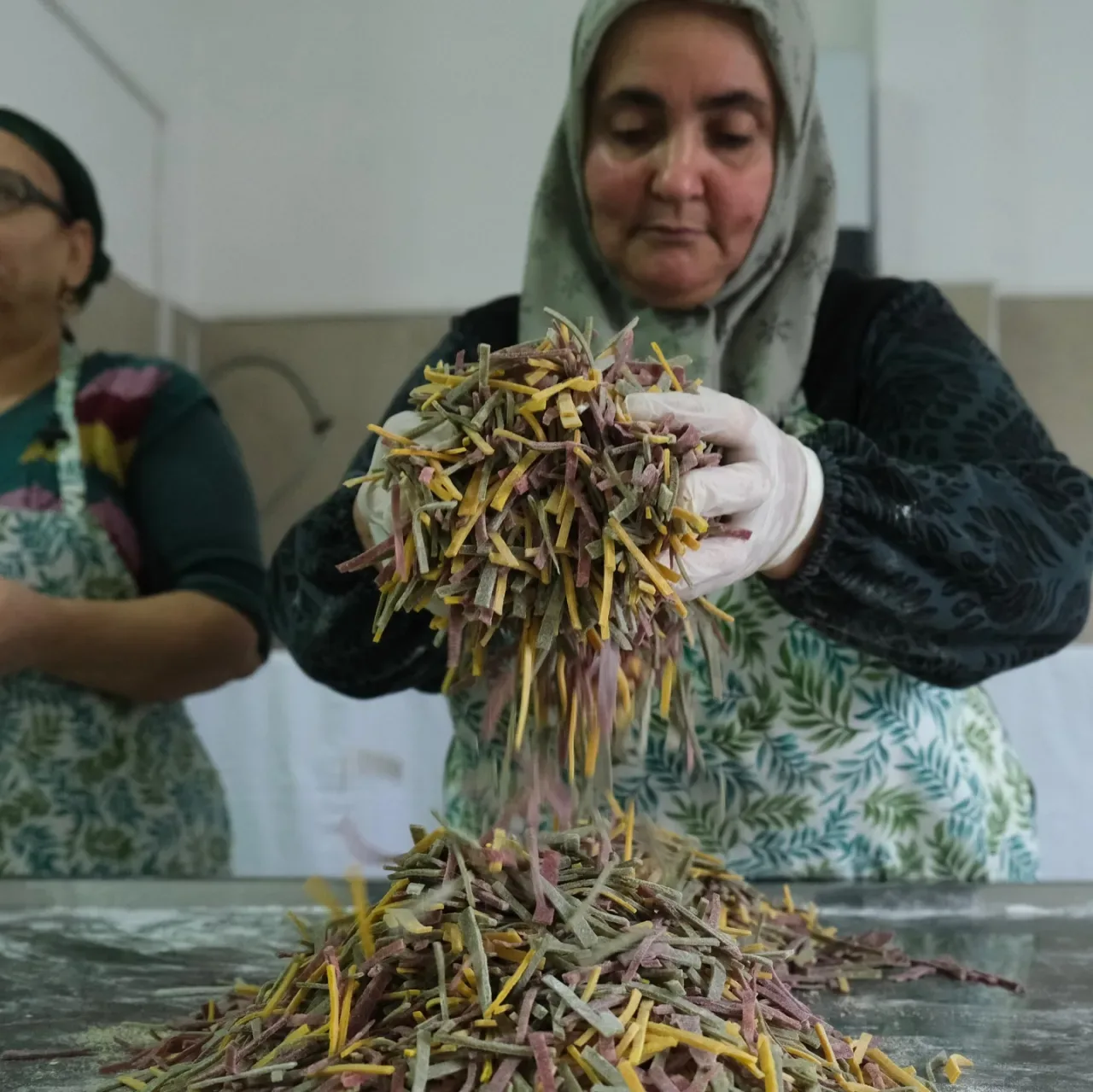 Ayvalık'tan Sofralara Doğal Lezzet: Kooperatifin Erişteleri Büyük İlgi Görüyor Ayvalık'tan Sofralara Doğal Lezzet: Kooperatifin Erişteleri Büyük İlgi Görüyor