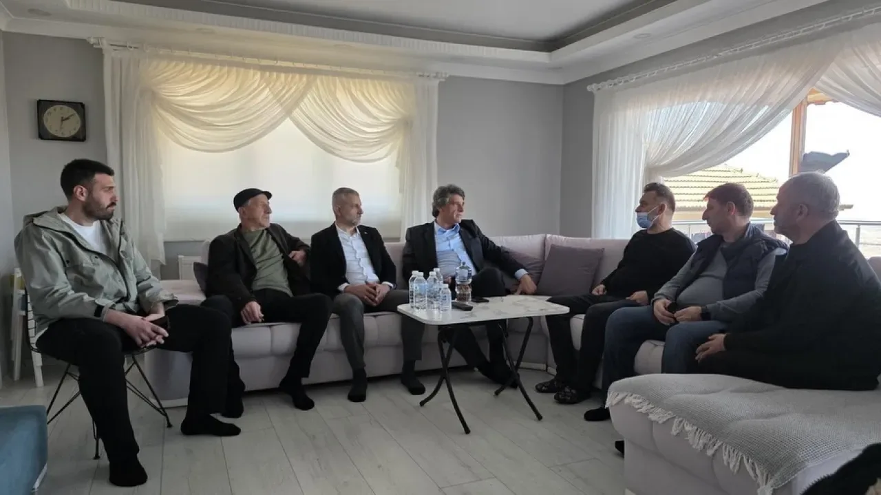 Kartepe Belediye Başkanı'ndan Hasta Ziyareti: Geçmiş Olsun Mesajı Kartepe Belediye Başkanı'ndan Hasta Ziyareti: Geçmiş Olsun Mesajı