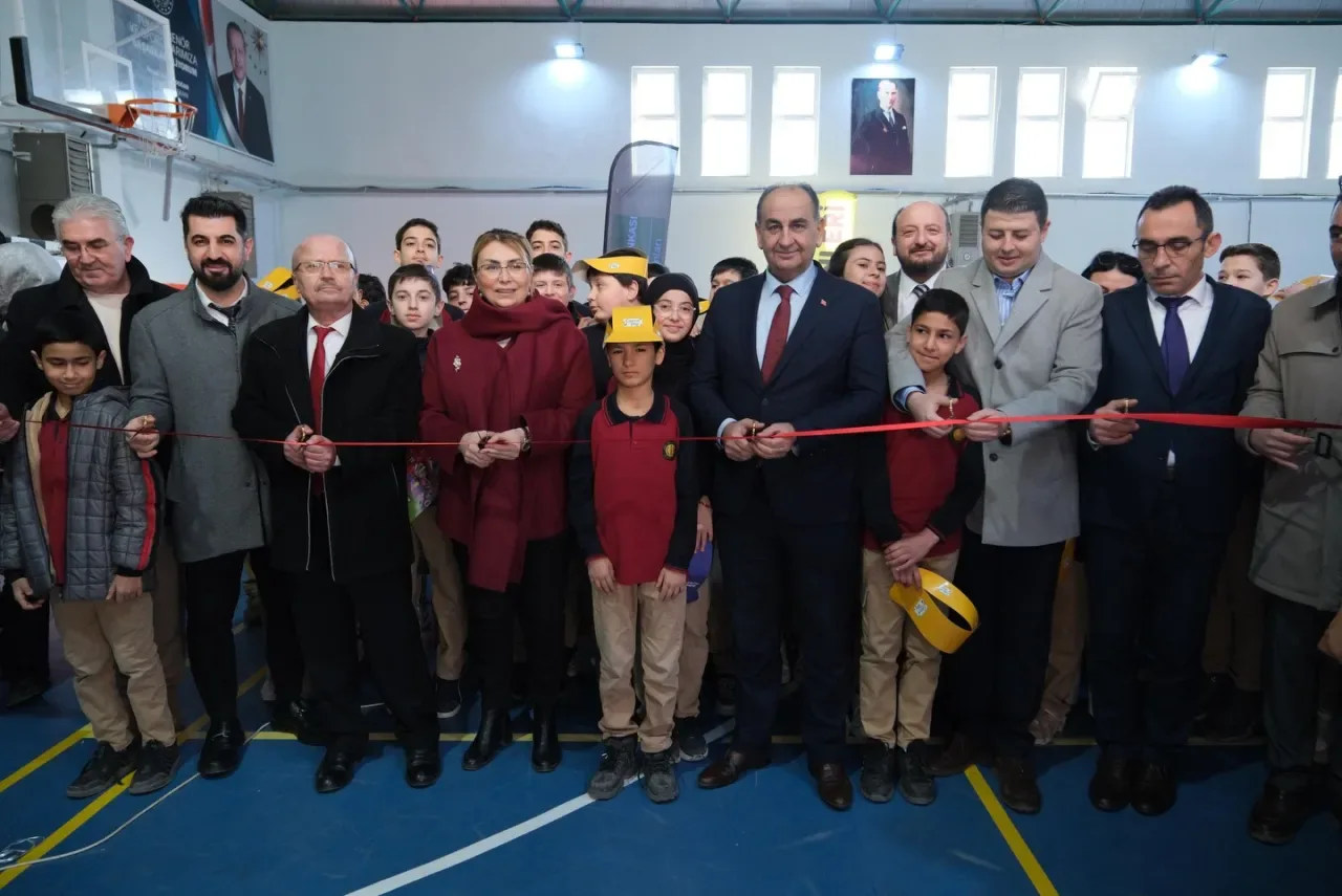 Altınova'da Kitap Günleri Başladı: Sayfalarda Yeni Dünyalar Keşfediliyor Altınova'da Kitap Günleri Başladı: Sayfalarda Yeni Dünyalar Keşfediliyor
