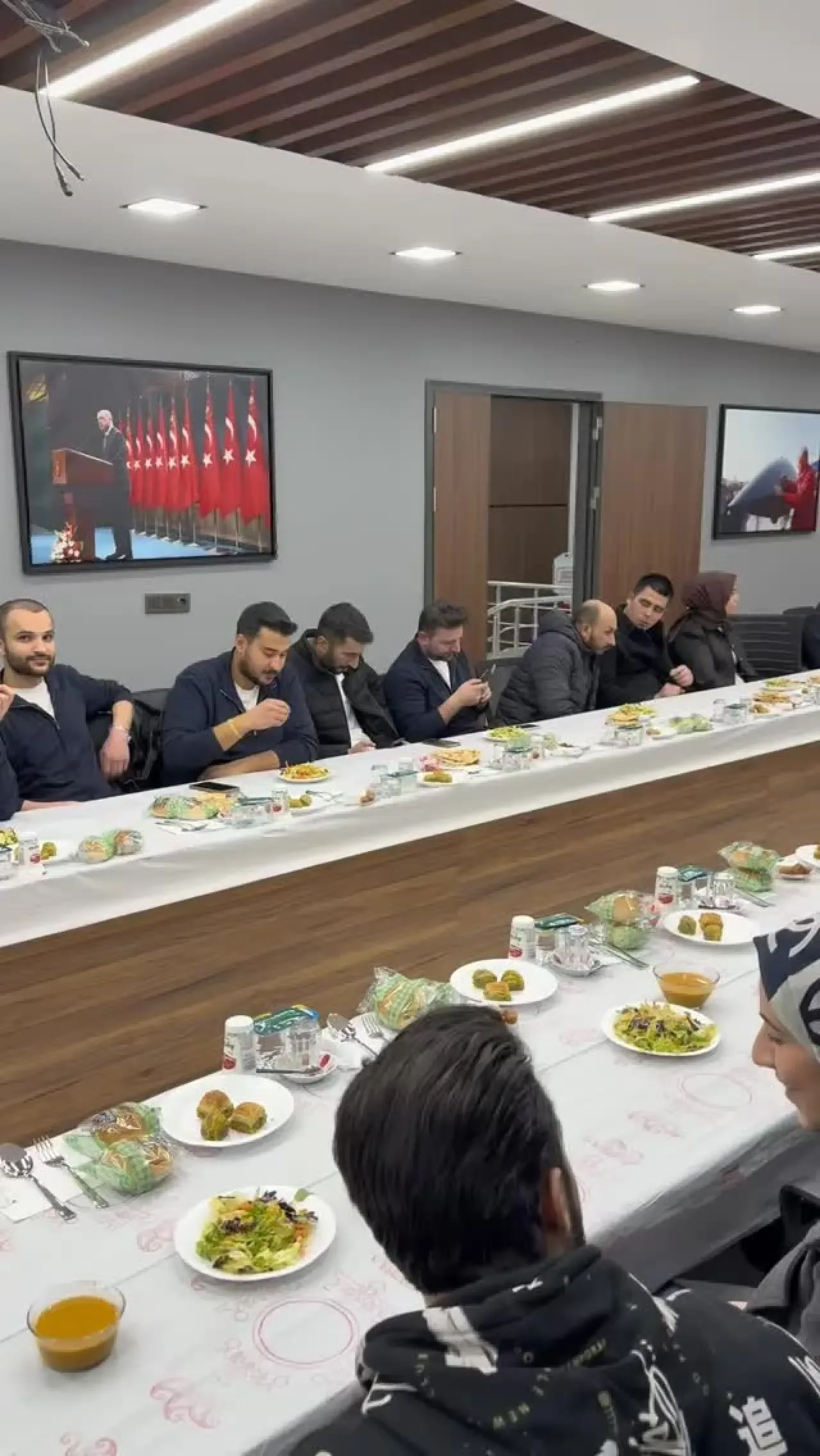 AK Parti Güngören'de Komşularla Anlamlı İftar AK Parti Güngören'de Komşularla Anlamlı İftar