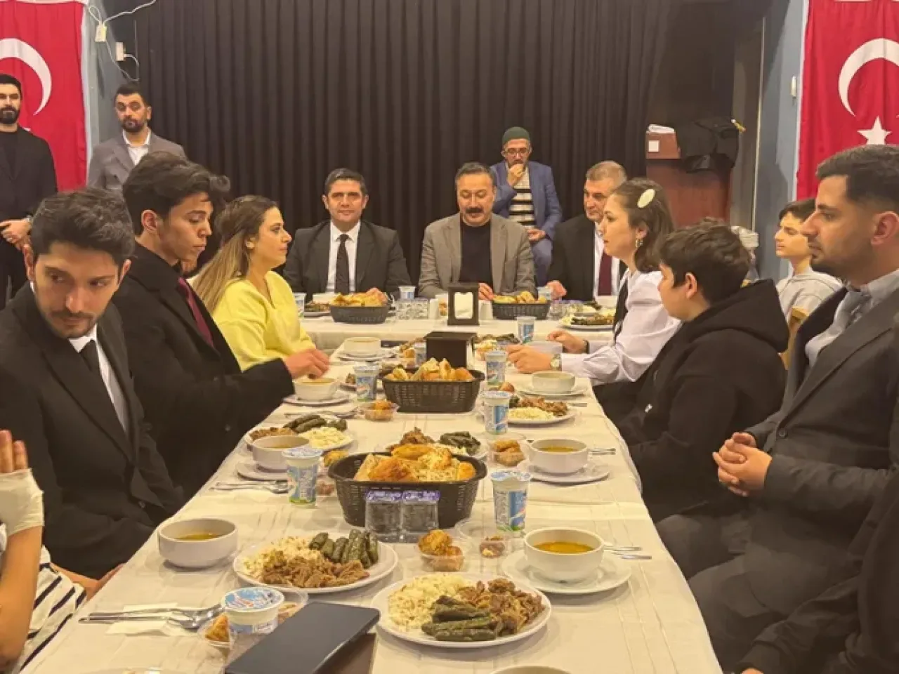 Gölcük'te Çocuklarla Anlamlı İftar Buluşması Gölcük'te Çocuklarla Anlamlı İftar Buluşması
