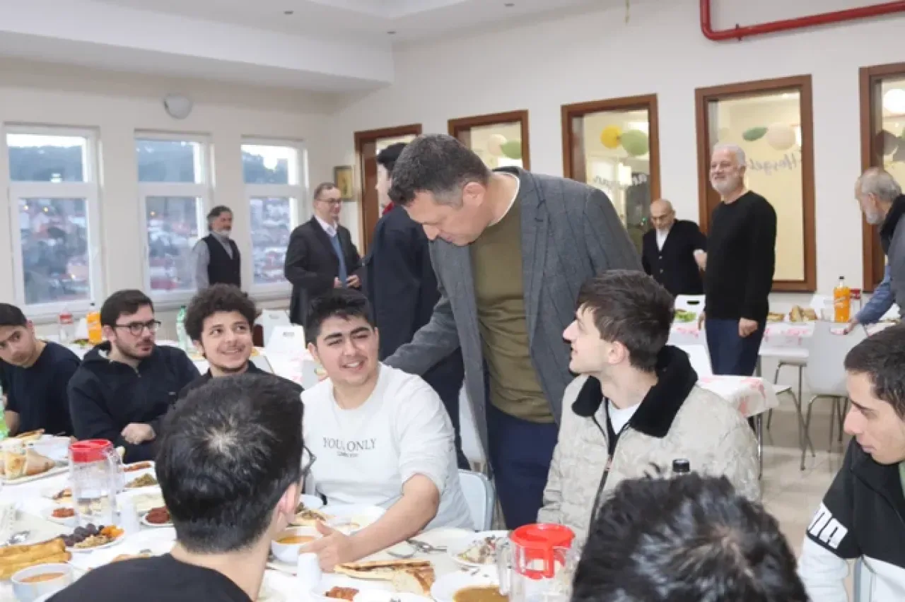 Beykoz Kaymakamı Öğrencilerle İftarda Buluştu Beykoz Kaymakamı Öğrencilerle İftarda Buluştu