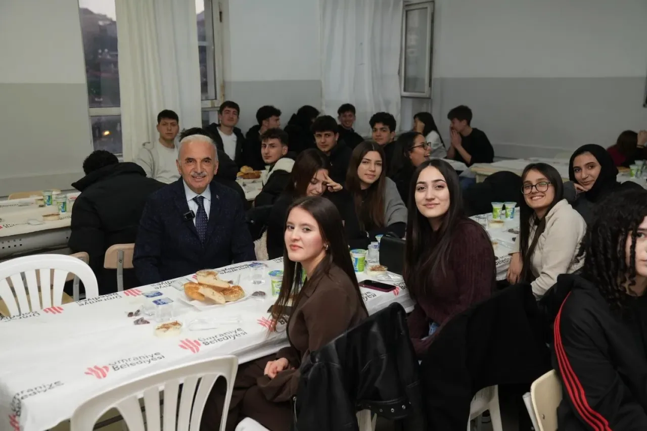 Ümraniye'de 450 Lise Öğrencisiyle Anlamlı İftar Buluşması Ümraniye'de 450 Lise Öğrencisiyle Anlamlı İftar Buluşması