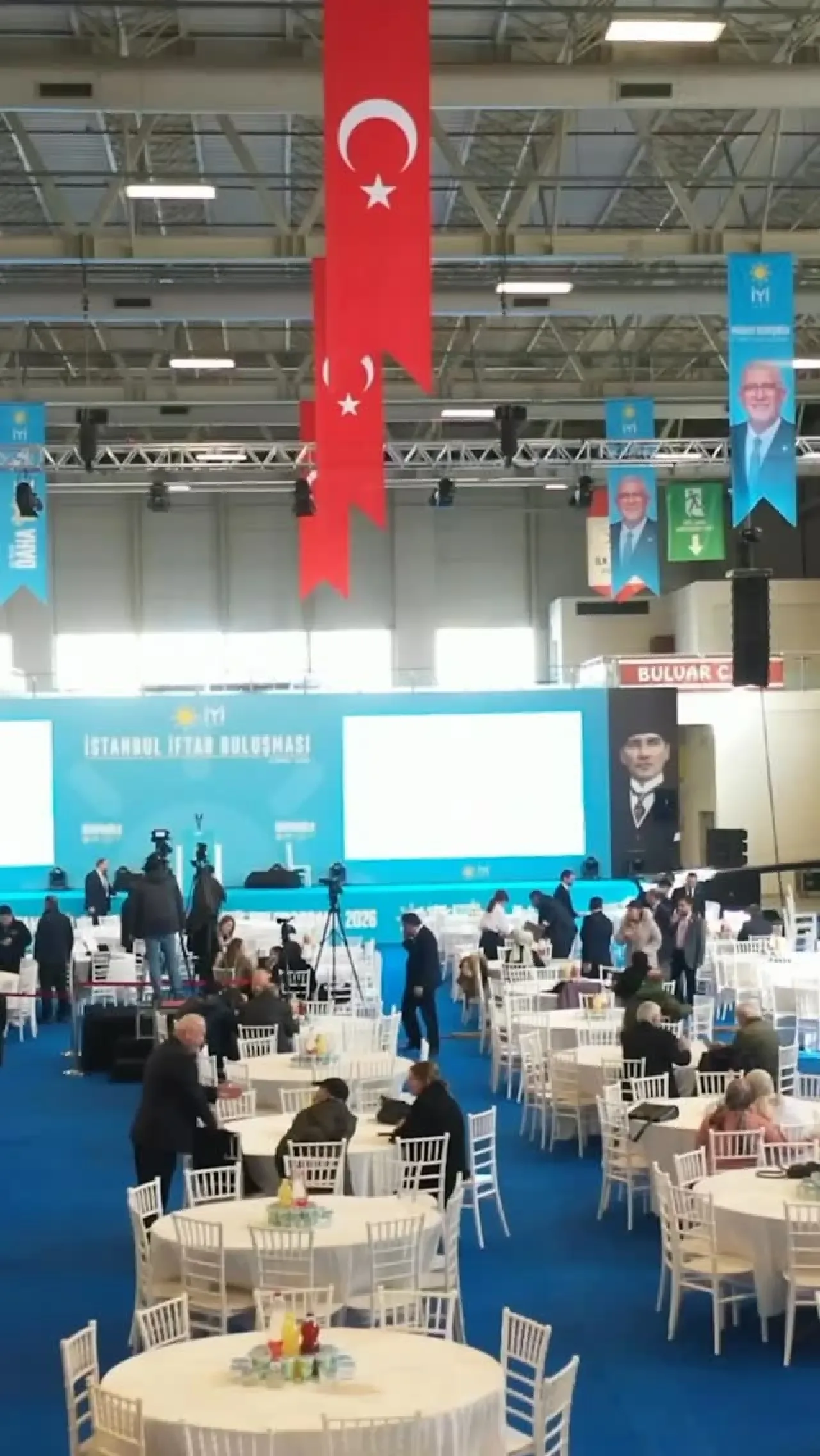 İYİ Parti'nin İstanbul Buluşması: Miting Havasında İftar İYİ Parti'nin İstanbul Buluşması: Miting Havasında İftar