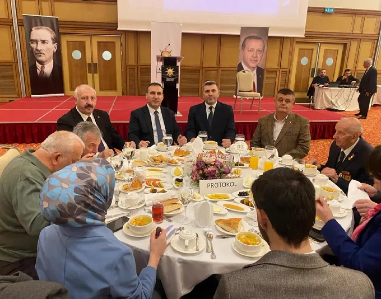 Büyükçekmece'de Siyaset ve STK Buluşması: İftar Programında Kaymakam ve AK Parti Teşkilatı Bir Araya Geldi Büyükçekmece'de Siyaset ve STK Buluşması: İftar Programında Kaymakam ve AK Parti Teşkilatı Bir Araya Geldi
