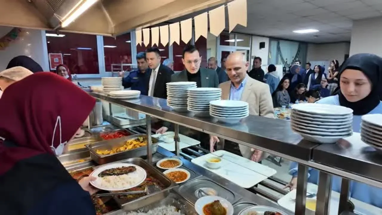 Körfez Belediye Başkanı Öğrencilerle İftarda Buluştu Körfez Belediye Başkanı Öğrencilerle İftarda Buluştu