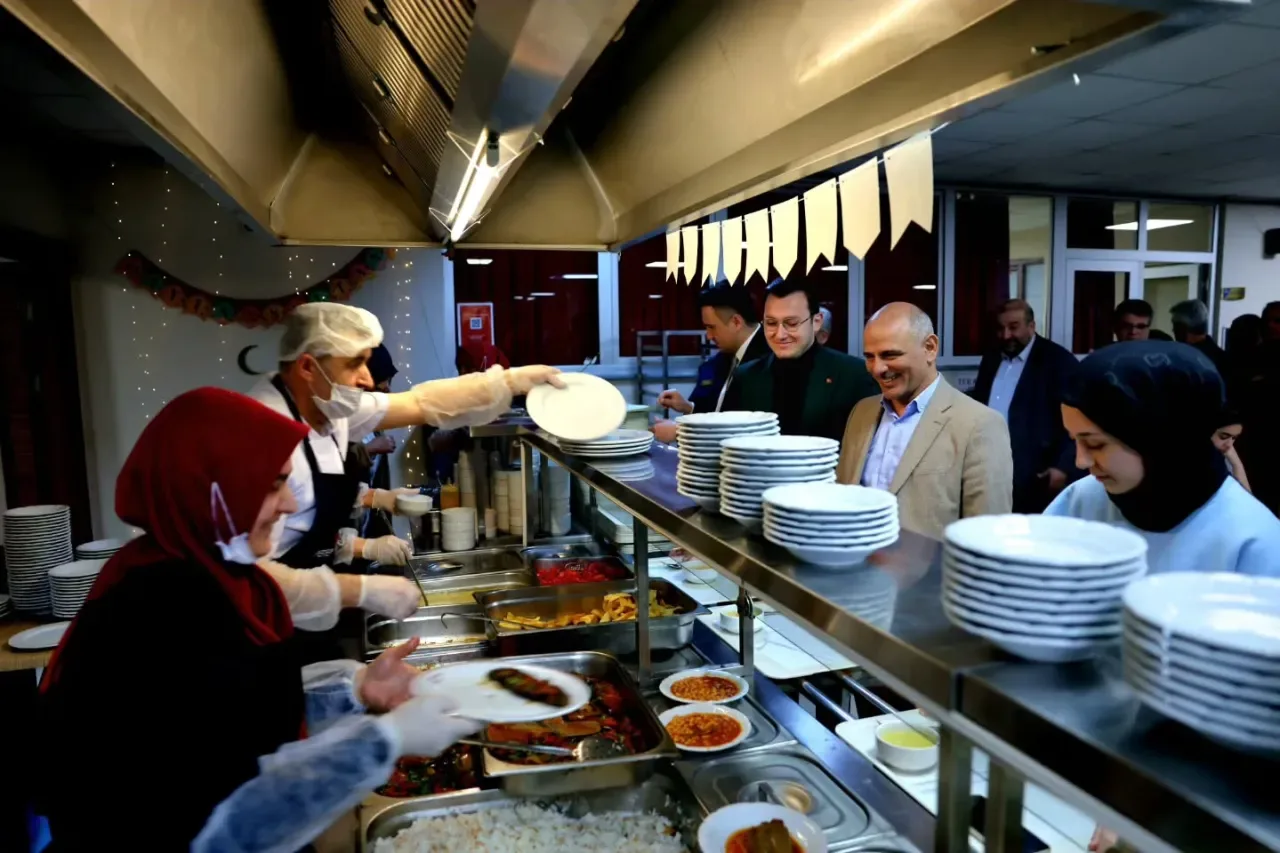 Körfez'de Anlamlı İftar: Başkan ve Kaymakam Öğrencilerle Buluştu Körfez'de Anlamlı İftar: Başkan ve Kaymakam Öğrencilerle Buluştu