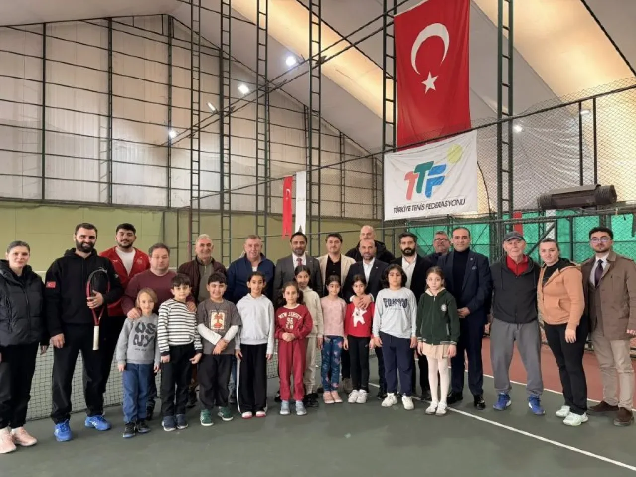 AK Parti'den Yalova Tenis Kortu Satışına Tepki AK Parti'den Yalova Tenis Kortu Satışına Tepki