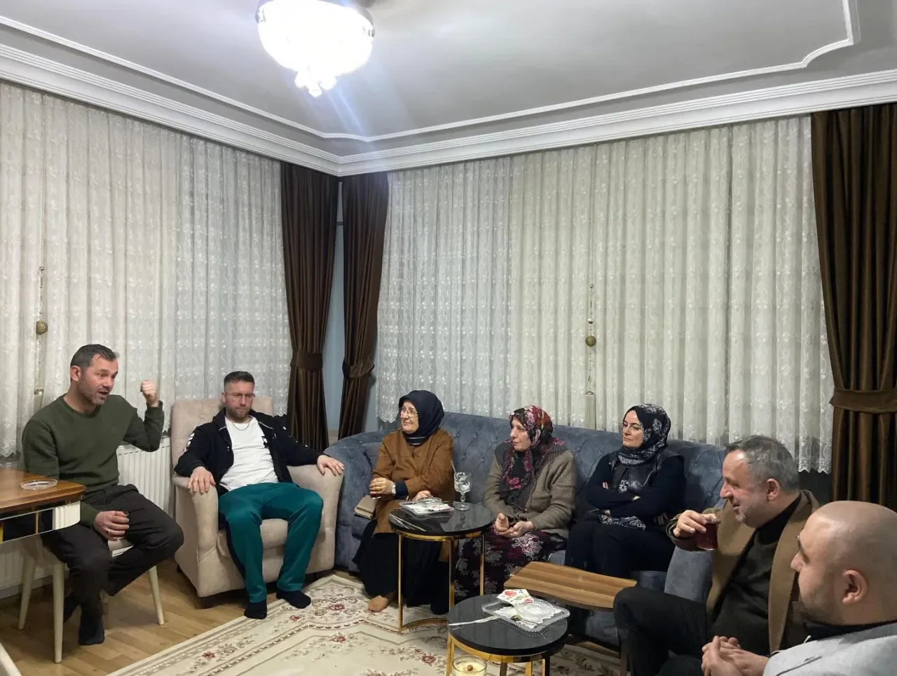CHP Kartal İlçe Başkanı Halil Güngör, Kadayıf Ailesi'ne Ramazan Ziyaretinde Bulundu CHP Kartal İlçe Başkanı Halil Güngör, Kadayıf Ailesi'ne Ramazan Ziyaretinde Bulundu