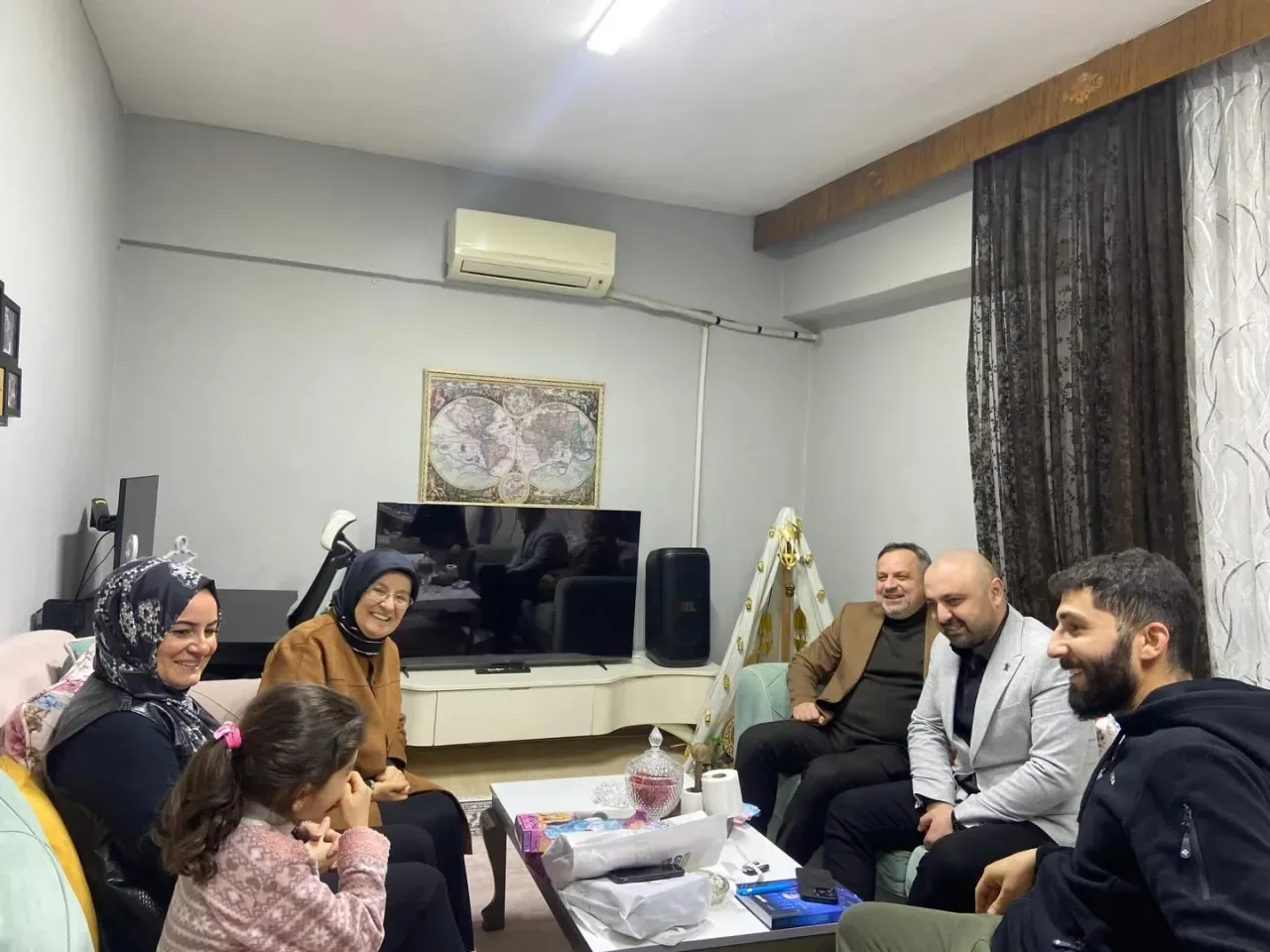 CHP Kartal'dan Anlamlı İftar: Halep'ten Gelen Aileyle Kardeşlik Sofrası CHP Kartal'dan Anlamlı İftar: Halep'ten Gelen Aileyle Kardeşlik Sofrası