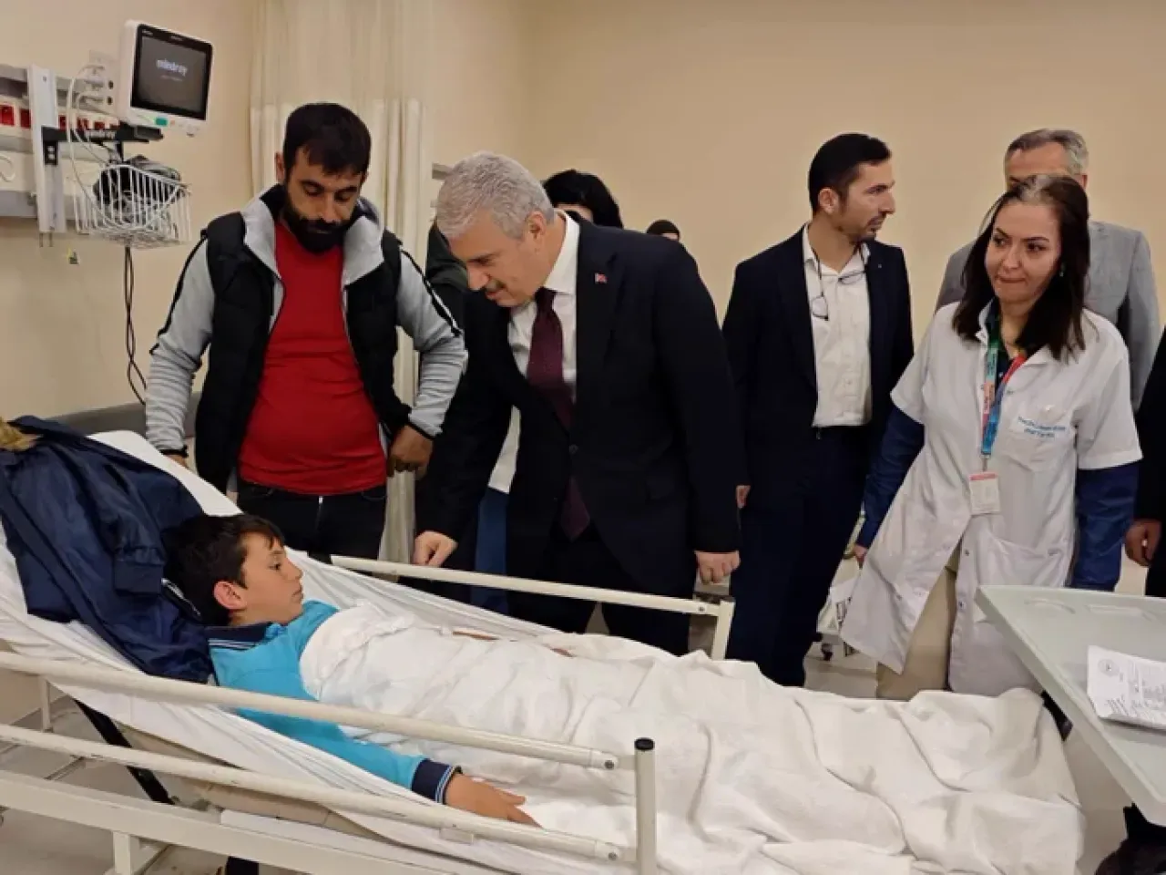 Konya Valisi Yaralı Öğrencileri ve Vatandaşları Hastanede Ziyaret Etti Konya Valisi Yaralı Öğrencileri ve Vatandaşları Hastanede Ziyaret Etti