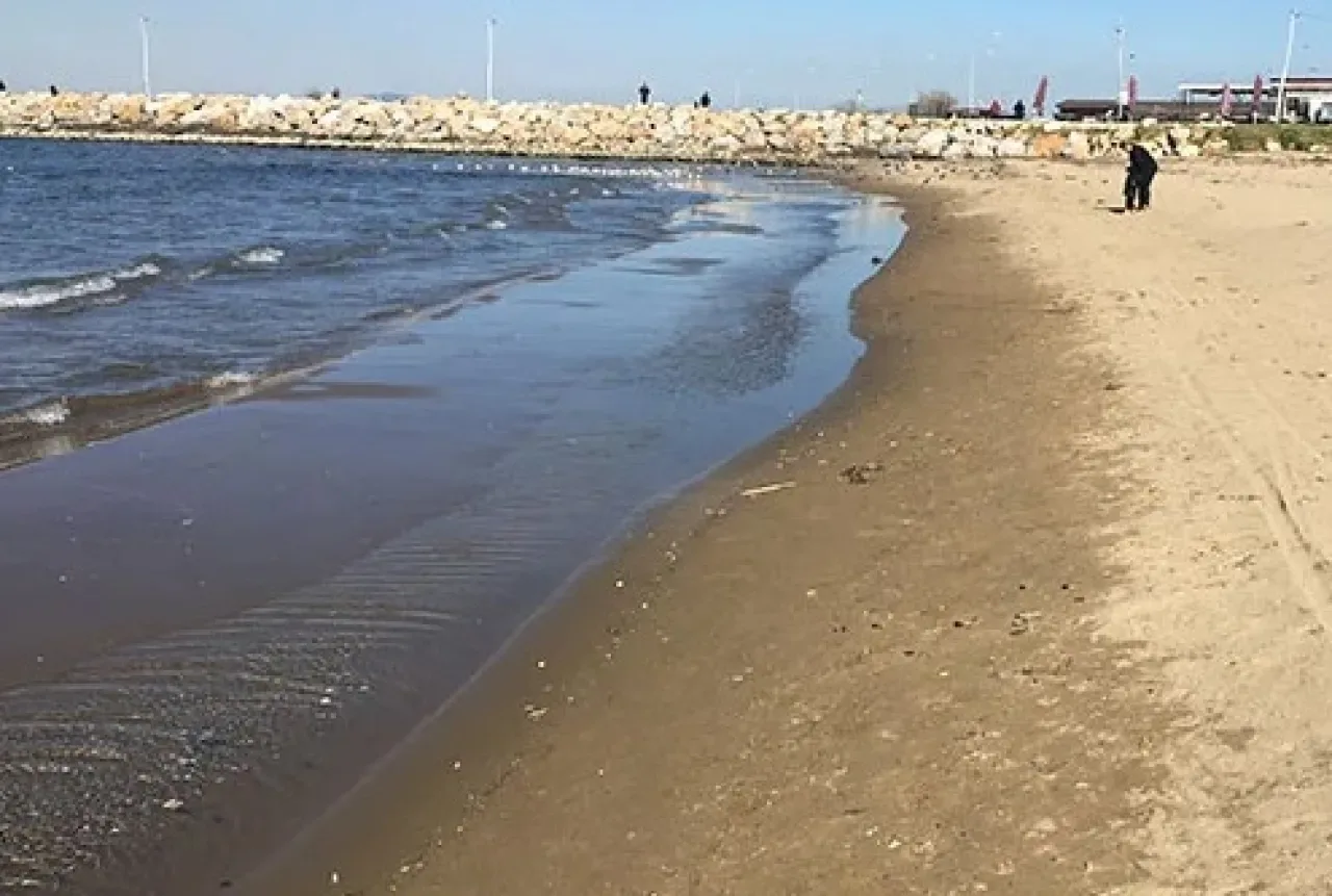 Yalova Sahillerinde Deniz Suyu 40 Metre Çekildi Yalova Sahillerinde Deniz Suyu 40 Metre Çekildi