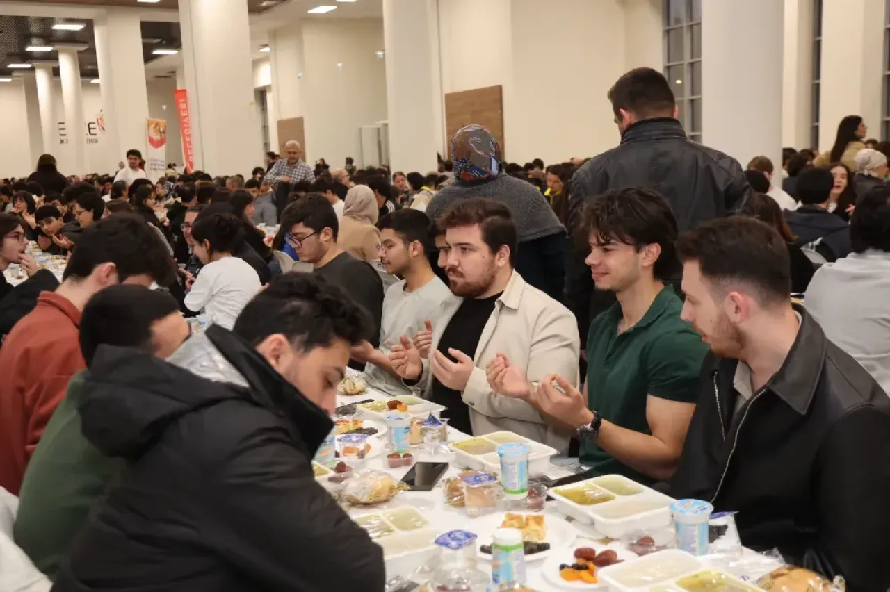 Bıyık, Üniversiteli Gençlerle İftarda Bir Araya Geldi Bıyık, Üniversiteli Gençlerle İftarda Bir Araya Geldi