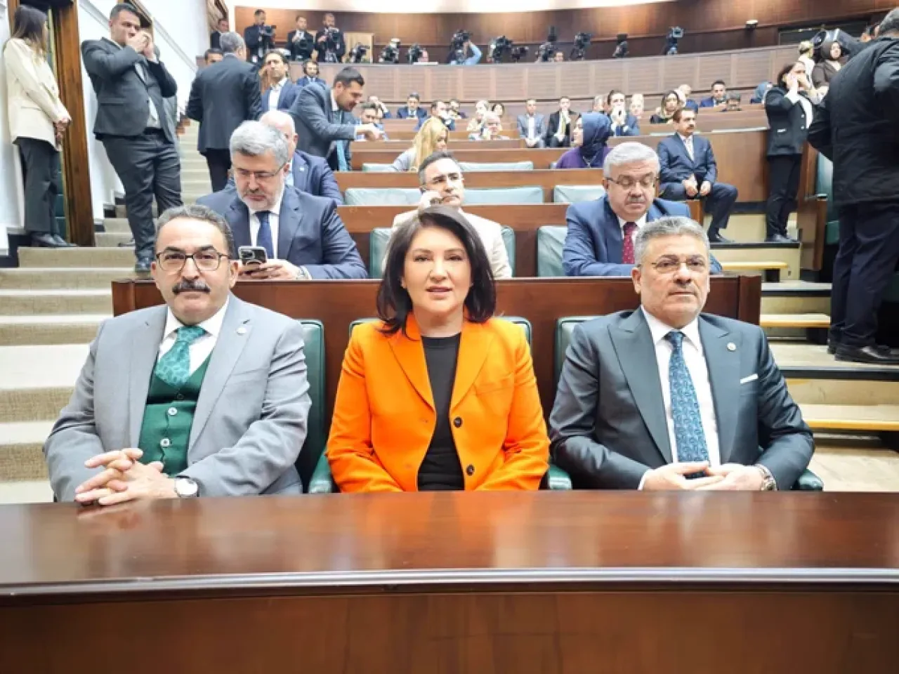 AK Parti'den Kritik Açıklamalar: Bayram İkramiyeleri Öne Çekildi, Dış Politikada Net Mesaj AK Parti'den Kritik Açıklamalar: Bayram İkramiyeleri Öne Çekildi, Dış Politikada Net Mesaj