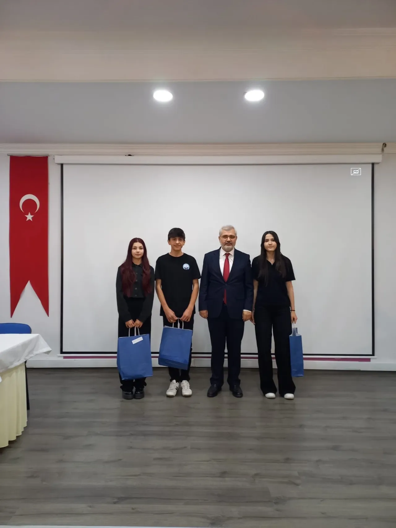 Altınova'da "Dilimizin Zenginlikleri" Yarışmasında Dereceye Giren Öğrenciler Ödüllerini Aldı Altınova'da "Dilimizin Zenginlikleri" Yarışmasında Dereceye Giren Öğrenciler Ödüllerini Aldı