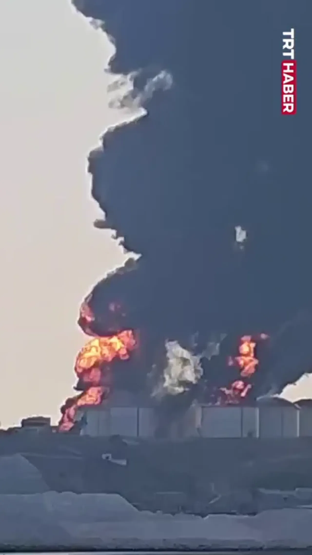 Umman'daki Kritik Petrol Tesisleri Hava Saldırısına Uğradı Umman'daki Kritik Petrol Tesisleri Hava Saldırısına Uğradı